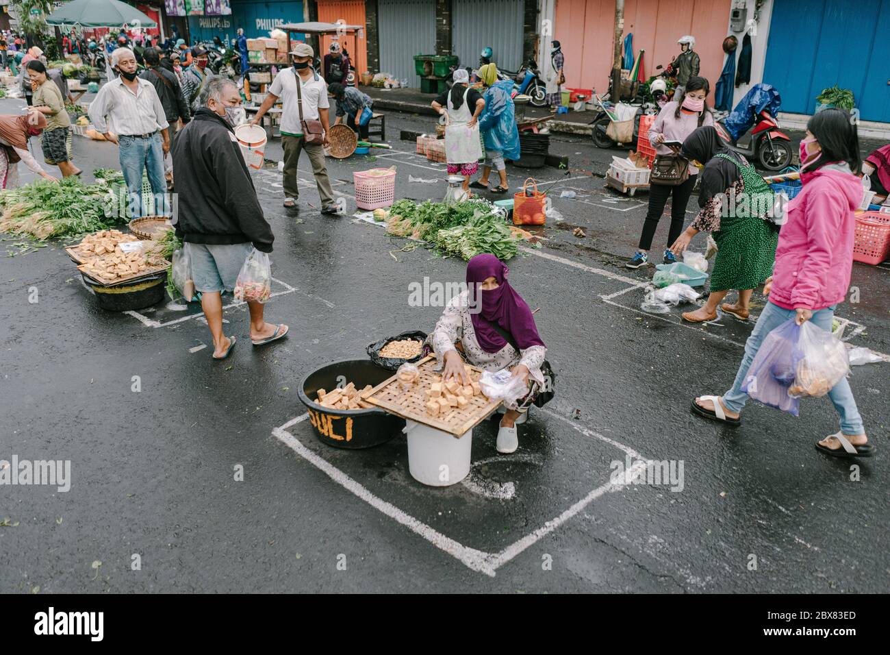 Körperliche Distanz im traditionellen Markt von Salatiga City Stockfoto