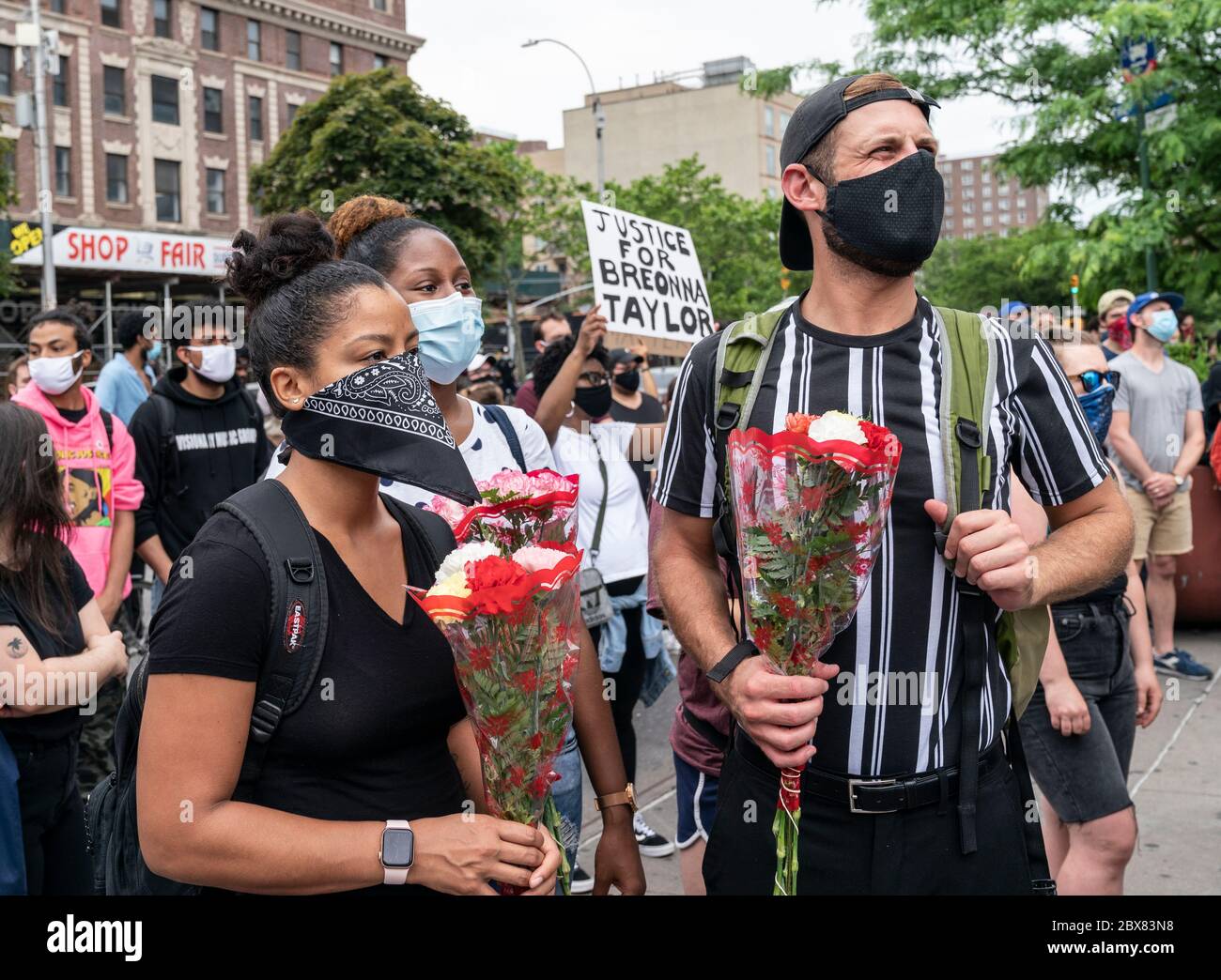 New York, NY - 5. Juni 2020: Demonstranten versammelten sich zum Gedenken an Breonna Taylor, die von der Polizei an ihrem 27. Geburtstag auf dem African Square am Adam Clayton Powell Jr Boulevard getötet wurde Stockfoto