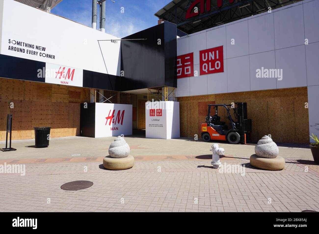 Betretene Fenster von geplünderten Unternehmen H&M und Uniqlo nach der Ermordung von George Floyd. Bay Street Mall, Emeryville, Kalifornien, USA Stockfoto