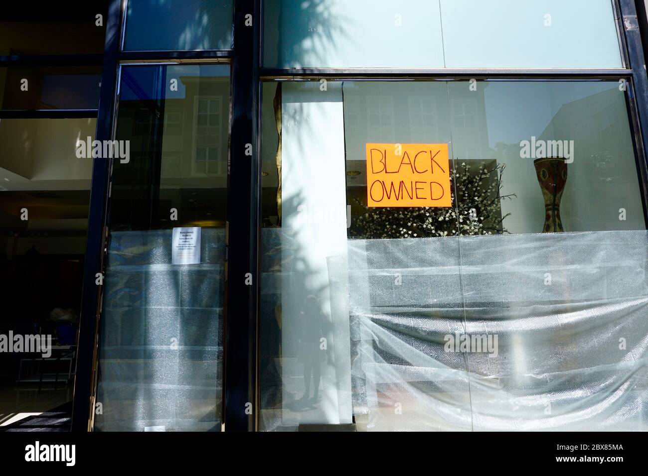 Schwarzes Geschäft mit Schild im Schaufenster. Das Geschäft vermied Plünderungsschäden nach dem Tod von George Floyd und BLM Proteste. Emeryville, Kalifornien Stockfoto