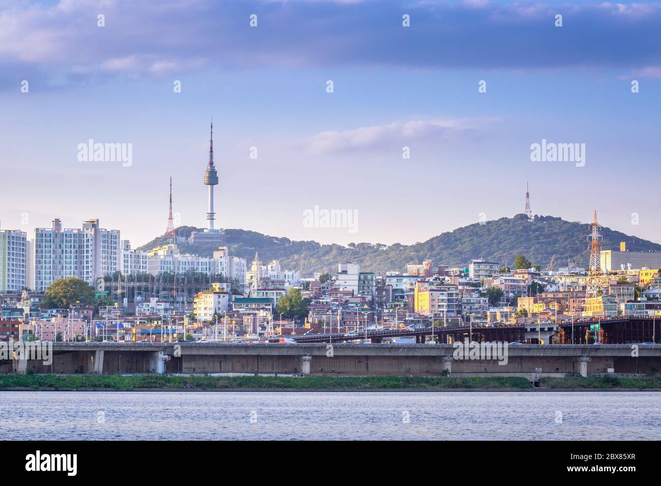 seoul Stadt und Han-Fluss am Abend und n seoul Turm hinter, seoul, Südkorea. Stockfoto
