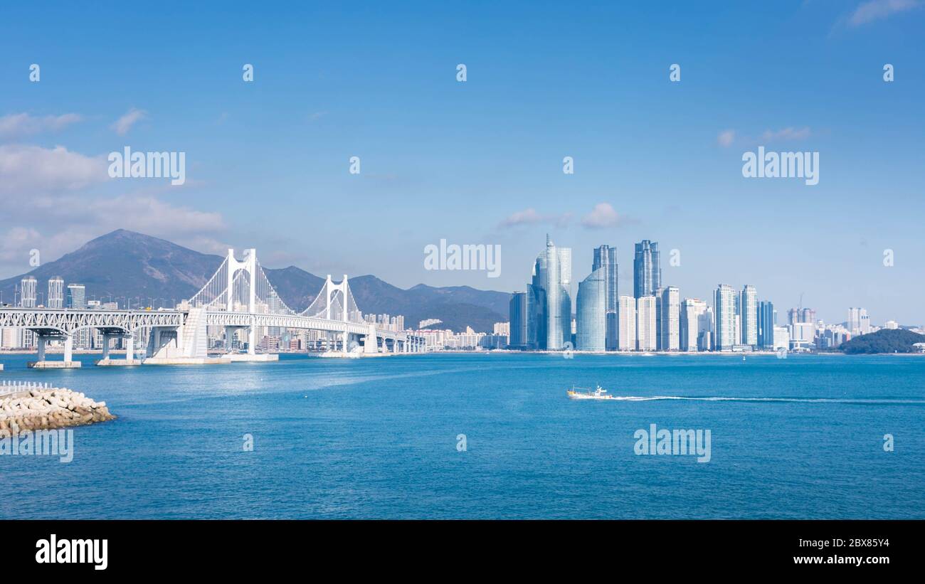 busan Stadt und Gwangan Brücke und Fischerboote, Haeundae, Busan, Korea. Stockfoto