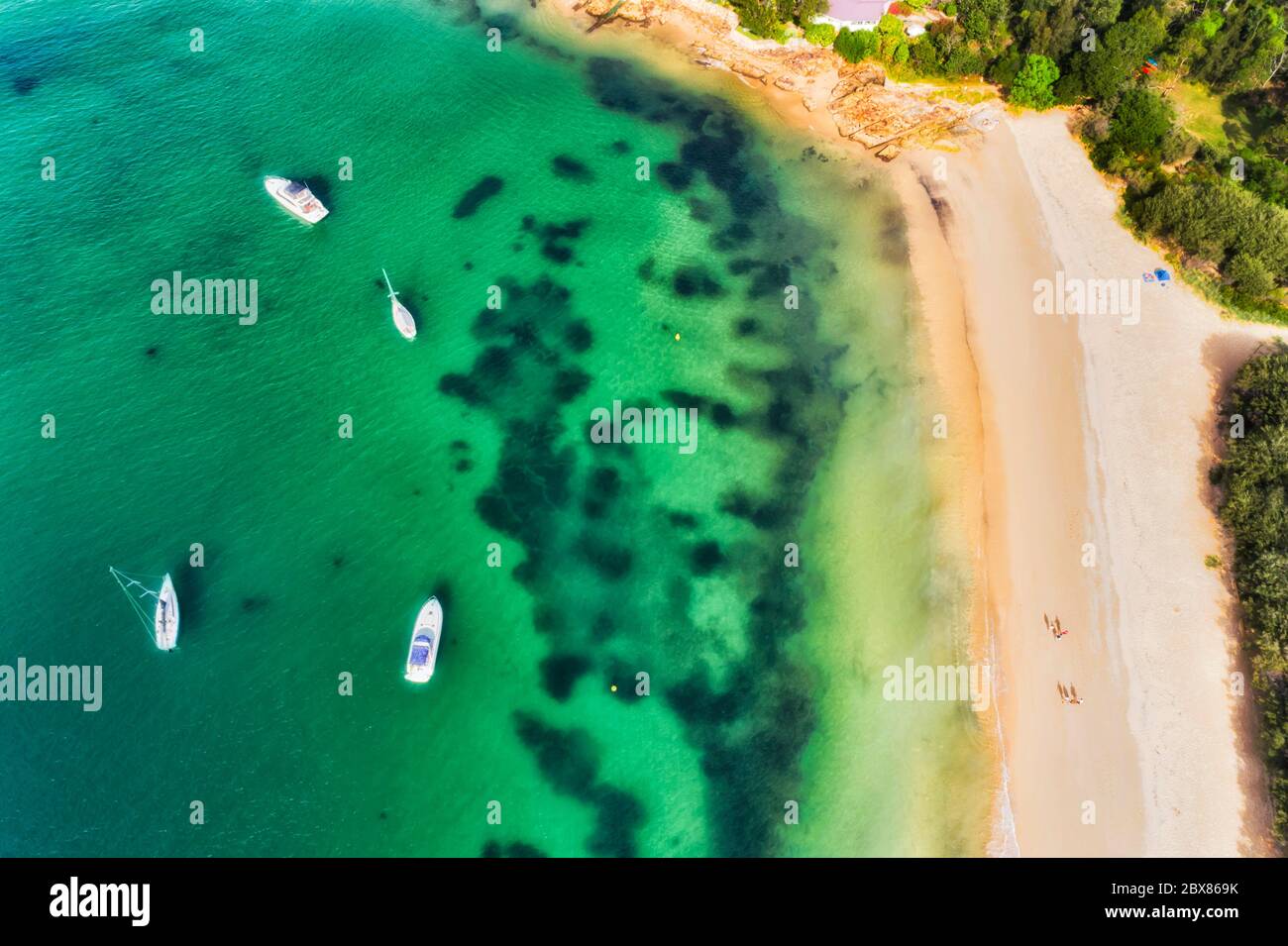 Abgeschiedener kleiner Sandstrand am mittleren Hafen von Sydney untere Nordküste um Mosman wohlhabender Vorort - Luftaufnahme von oben über schwimmende Yachten und Germ Stockfoto