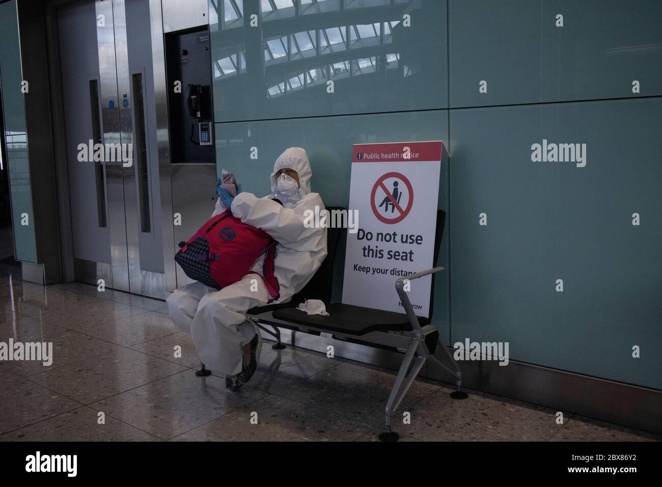 Reisende warten auf die Reise aus Heathrow, bevor die Quarantäne-Beschränkungen eingeführt werden und die Rückkehrer müssen sich für zwei Wochen selbst isolieren. Stockfoto