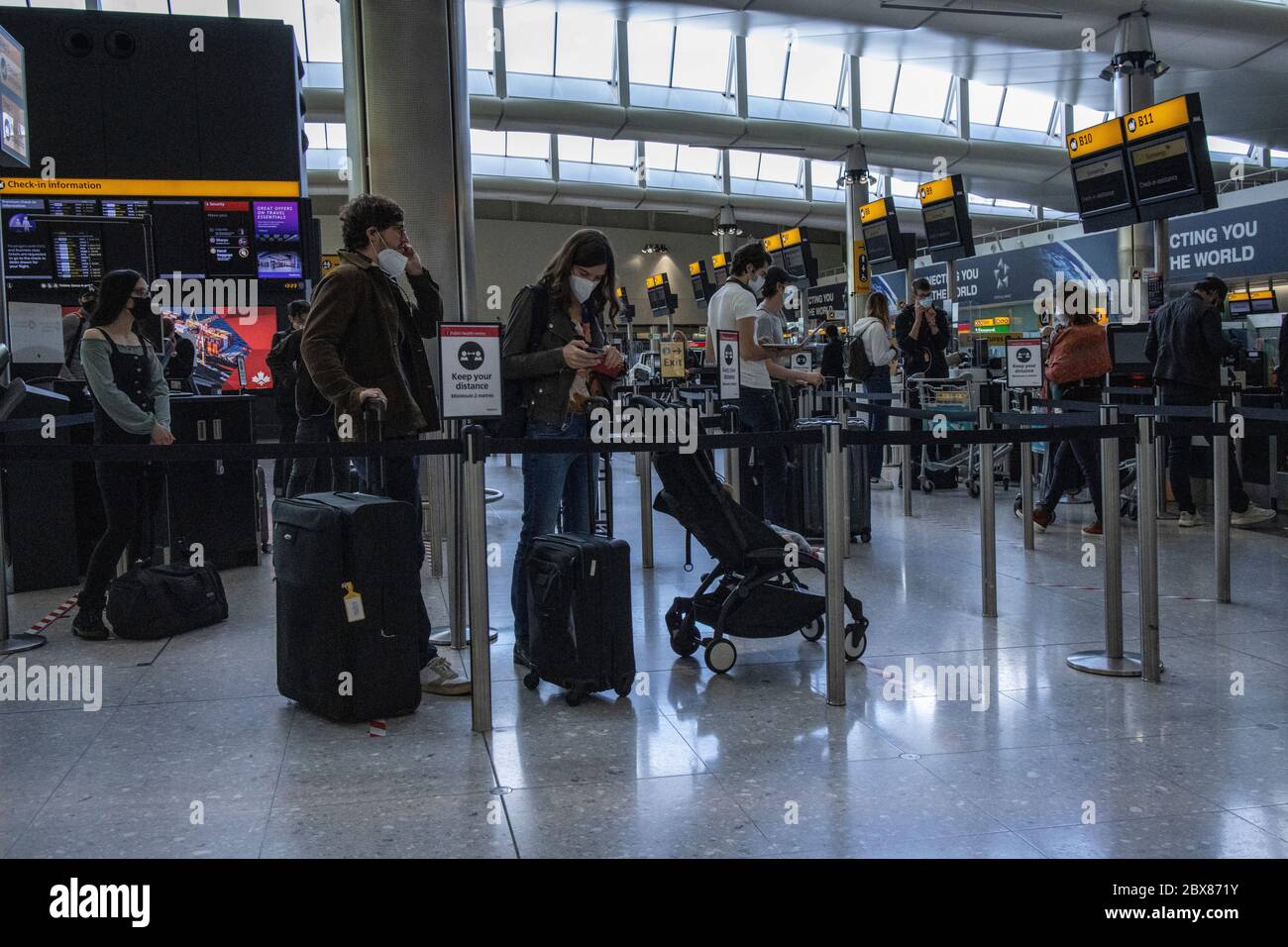 Reisende warten auf die Reise aus Heathrow, bevor die Quarantäne-Beschränkungen eingeführt werden und die Rückkehrer müssen sich für zwei Wochen selbst isolieren. Stockfoto