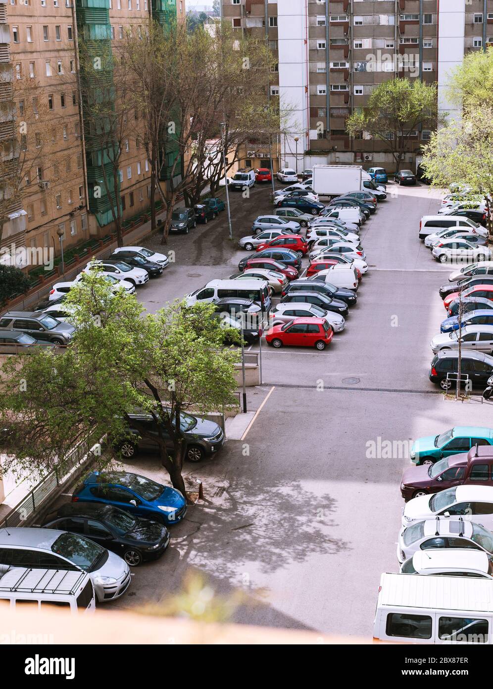 Luftaufnahme von Fahrzeugen, die auf einem Parkplatz stehen Stockfoto