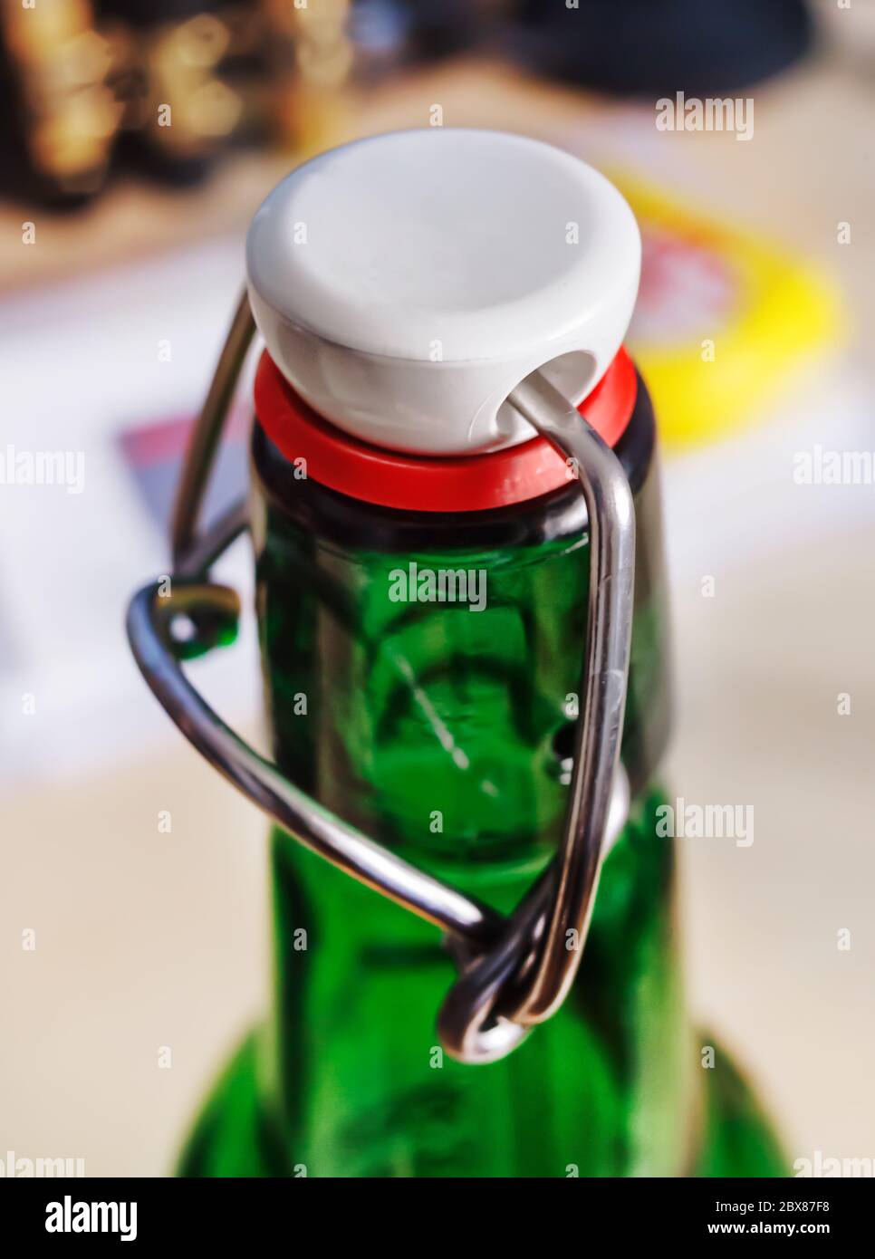 Leere Bierglasflaschen mit Schwenkverschluss - Nahaufnahme (geringe Schärfentiefe) Stockfoto