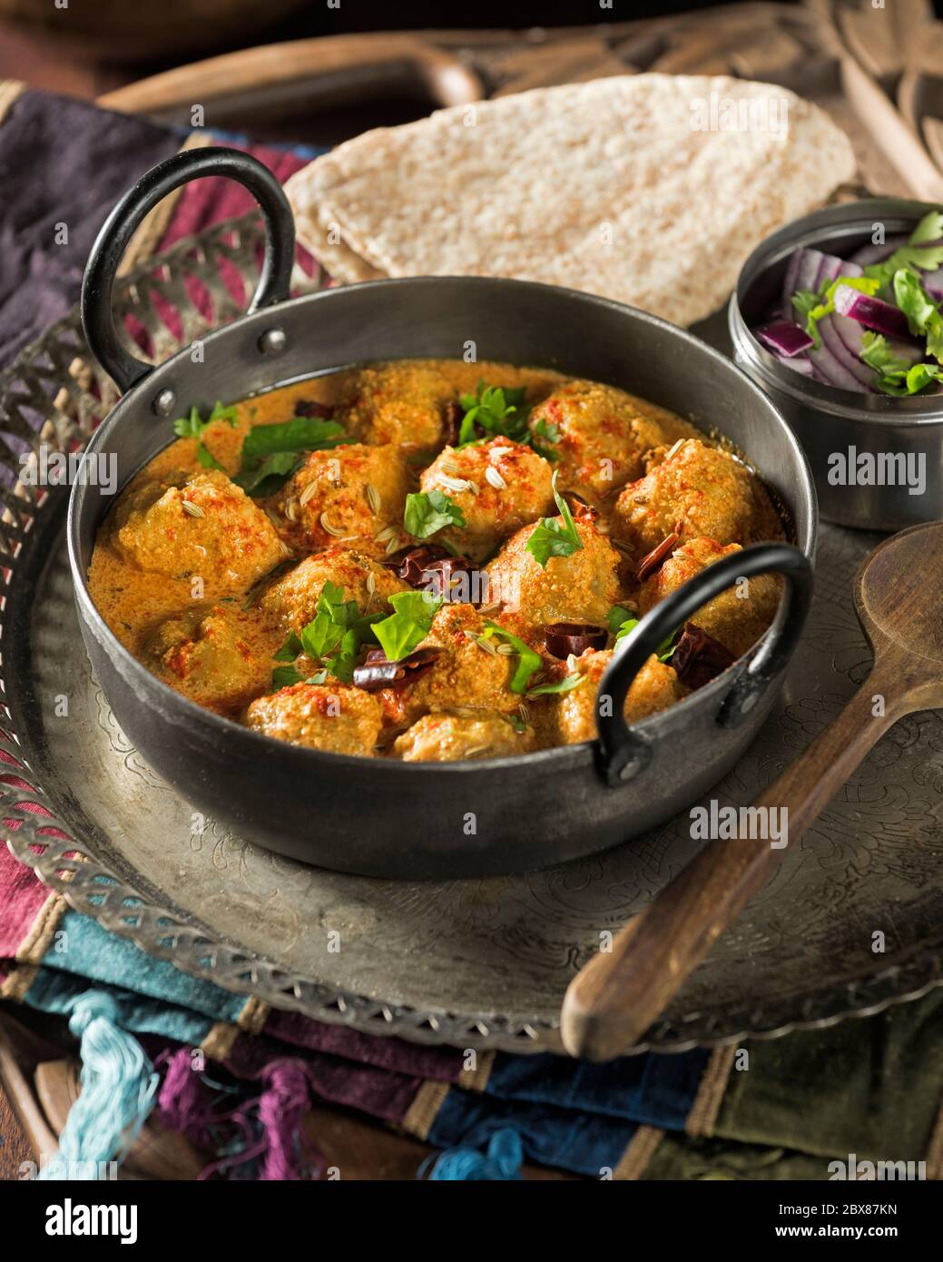 Rajasthani Gatta Curry. Grammmehlknödel in Joghurtsauce. Indische Küche Stockfoto