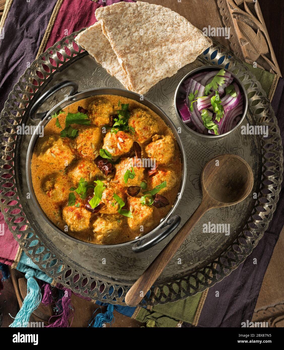 Rajasthani Gatta Curry. Grammmehlknödel in Joghurtsauce. Indische Küche Stockfoto