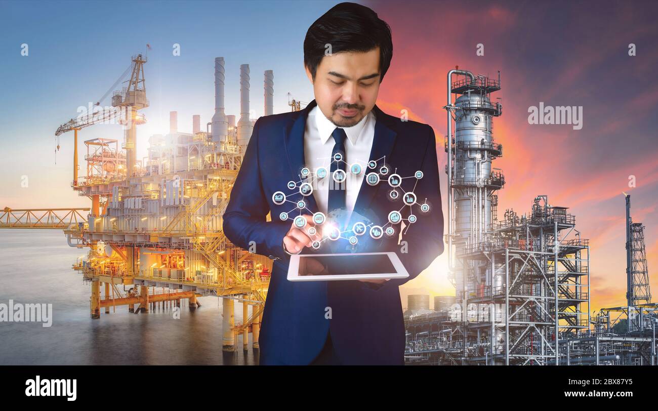Doppelexposition von Rig und Raffinerie Industrie 4.0 - Geschäftsmann arbeiten in der Öl- und Gasraffinerie - Icons Technologie der Herstellung und Öl-Raffinin Stockfoto