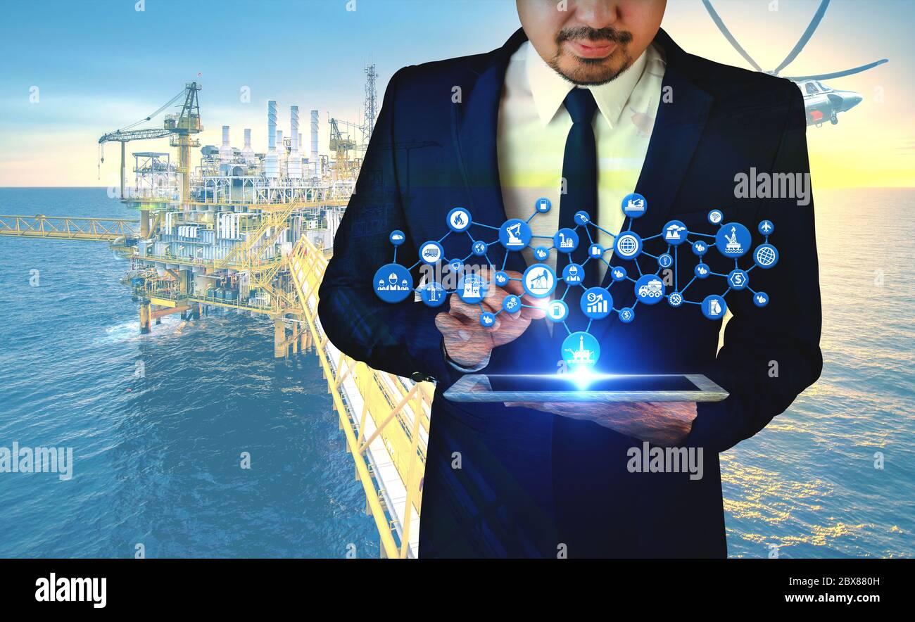 Industrial 4.0 Concept.Double Exposure Geschäftsmann und Icons Big Data Verbindung Fertigungstechnologie von Öl und Gas Raffination Industrie. Stockfoto
