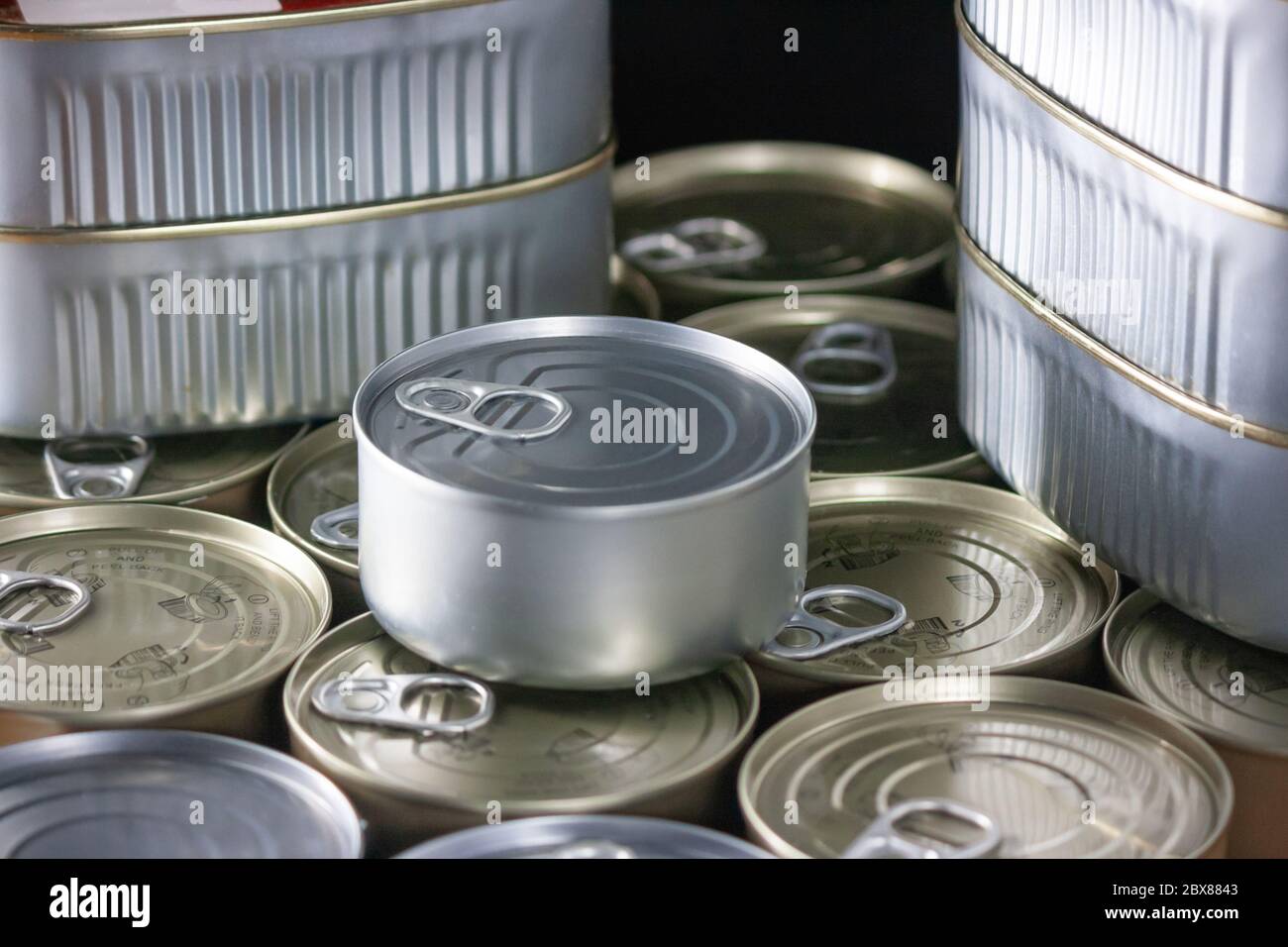 Konserve viele Dosen Thunfisch und Sardinen Silber und Gold Stockfoto