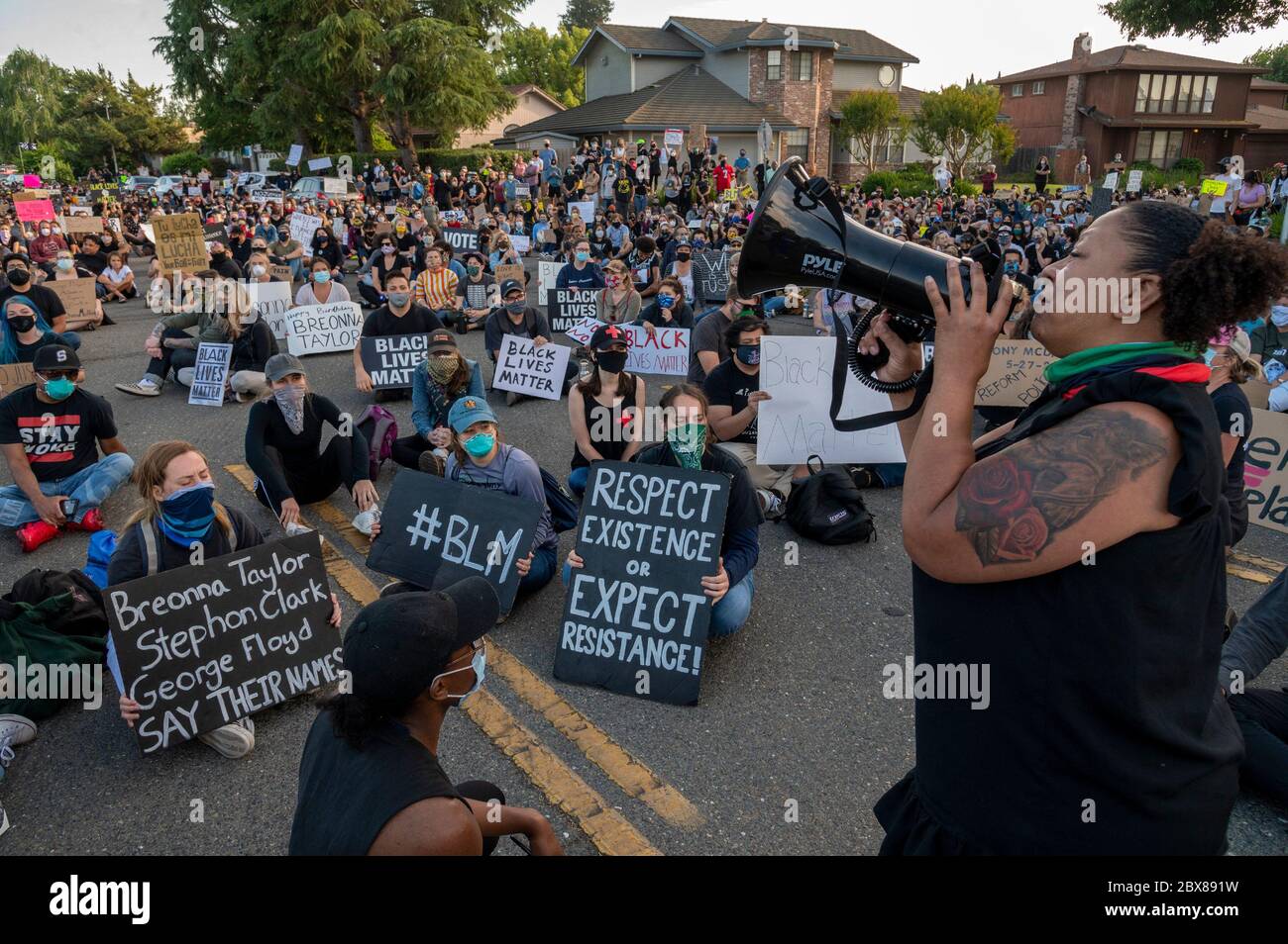 Sacramento, Kalifornien, USA. Juni 2020. Tanya Faison leitet am Freitag, den 5. Juni 2020, ein Black Lives Matter Sacramento 'in' im Pocket-Viertel, wo der Bürgermeister von Sacramento Darrell Steinberg lebt. Quelle: Renée C. Byer/ZUMA Wire/Alamy Live News Stockfoto