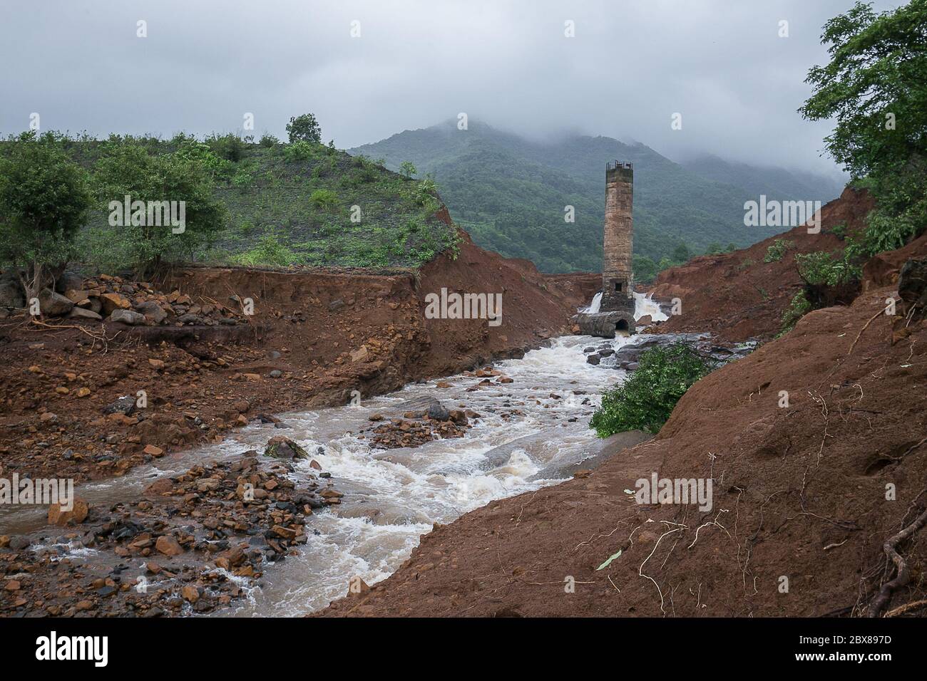 Tiware Dam, Chiplun, Bezirk Ratnagiri, Indien Breech out am 2. Juli 2019 wegen Überflutung mit 24 Verletzten und 14 Häuser gefegt. Die Dorfbewohner Cliam, dass Negativierung und schlechte maitenance Arbeit der Regierung Bewässerung Department. Dorfbewohner verloren alles in thjis Inzidenz und fragen Regierung für die Rehabilitation an verschiedenen Standorten. Die Nachwirkungen decken Details über, was passiert ist sowie wie affened ihr Leben in wenigen Minuten. Im Bild die Überreste der Dam Wand sowie Jackwell von Dam. Stockfoto