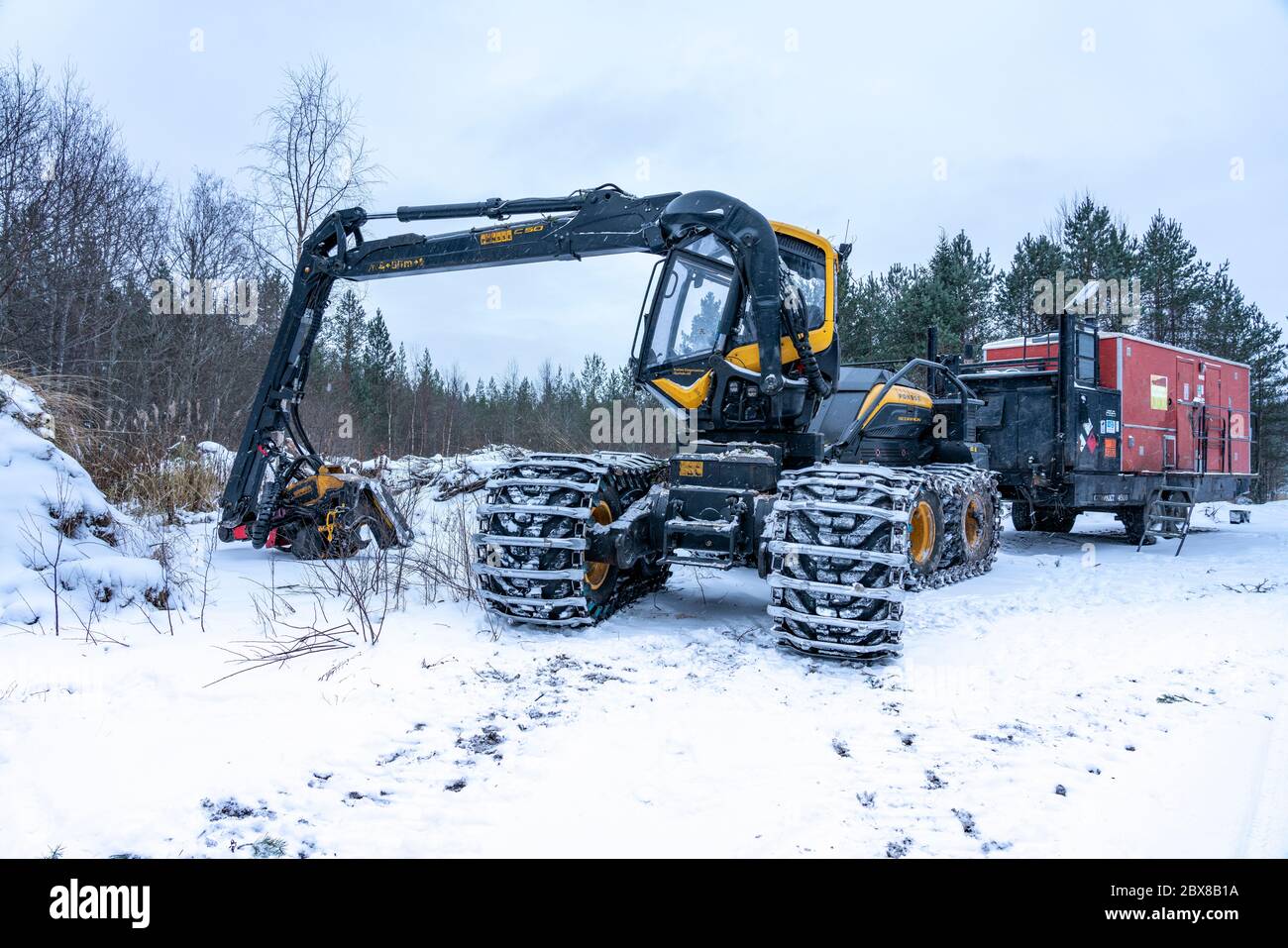 Umea, Schweden 10. NOVEMBER 2019: Moderne Hochleistungsforstmaschine für das Schneiden, Stapeln und Holzfällarbeiten von Wäldern, die höchste Effizienz und Produktivität bietet Stockfoto