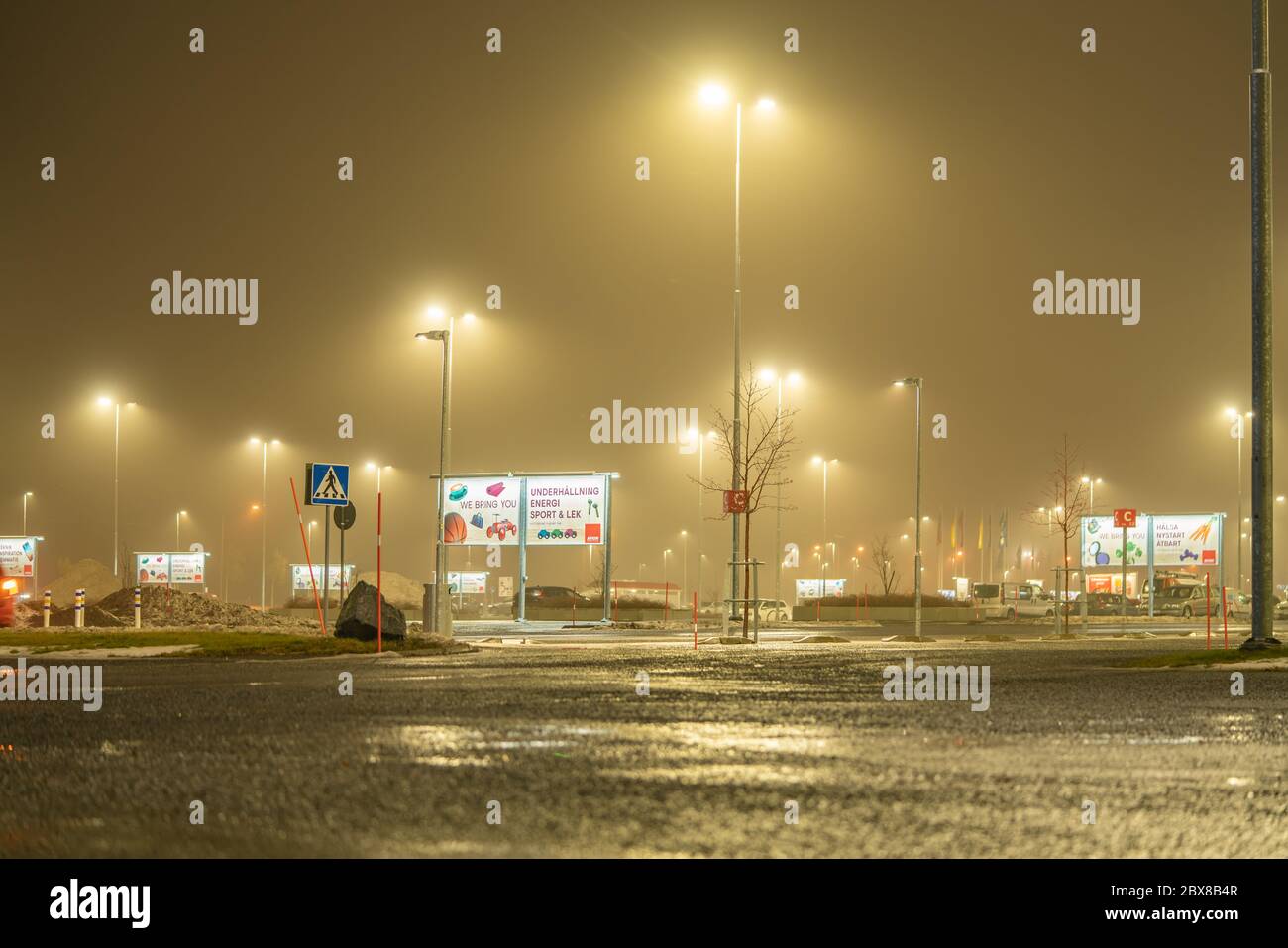 Umea, Schweden 13. NOVEMBER 2019: Nebliger Abend auf dem großen Avion Shopping Mall Parkplatz - größter in Nordschweden. Umea Stadt, Vasterbotten. Stockfoto