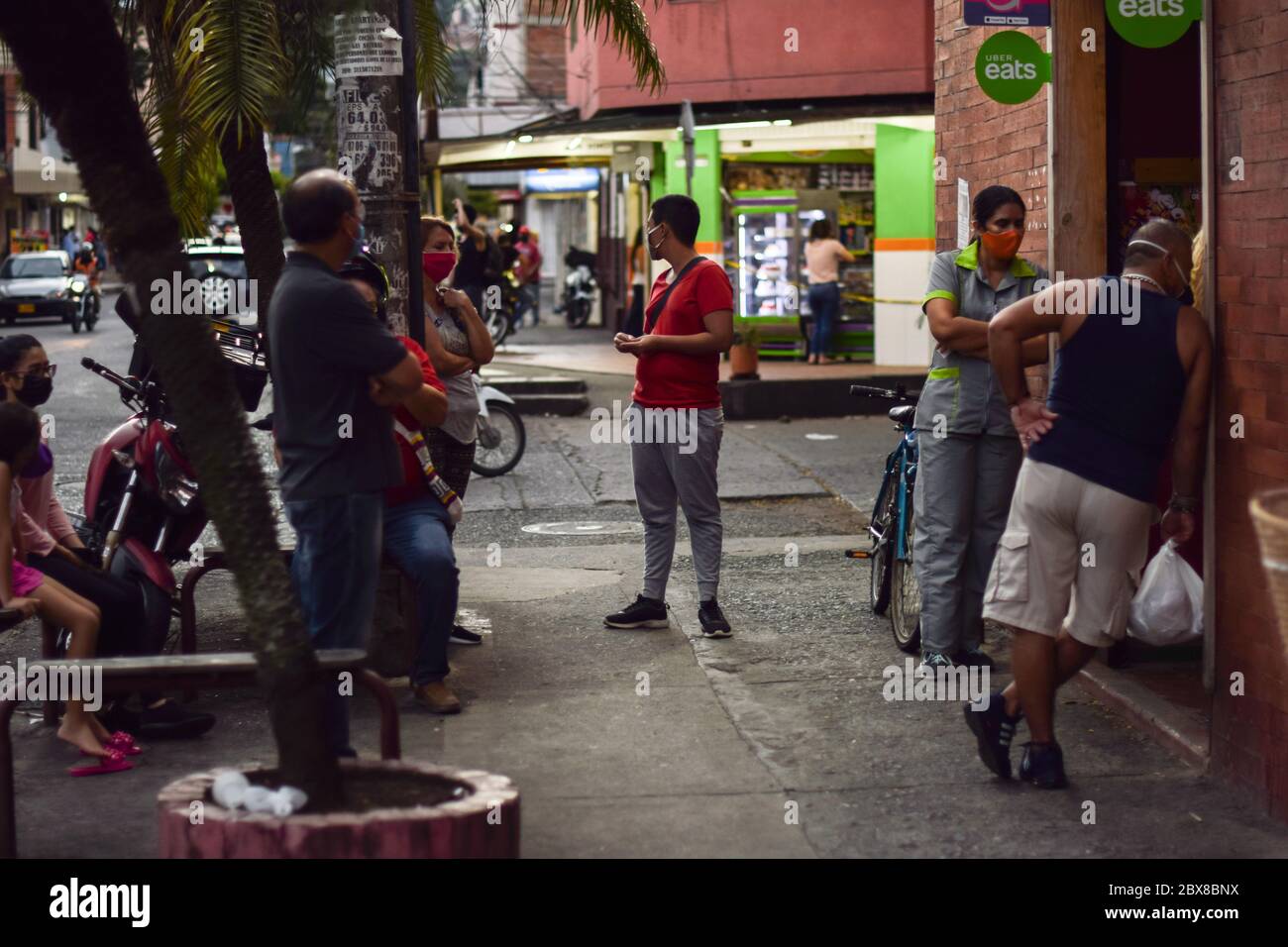 Gäste warten vor einem Take Away Restaurant während des Coronavirus Ausbruchs in Kolumbien Stockfoto