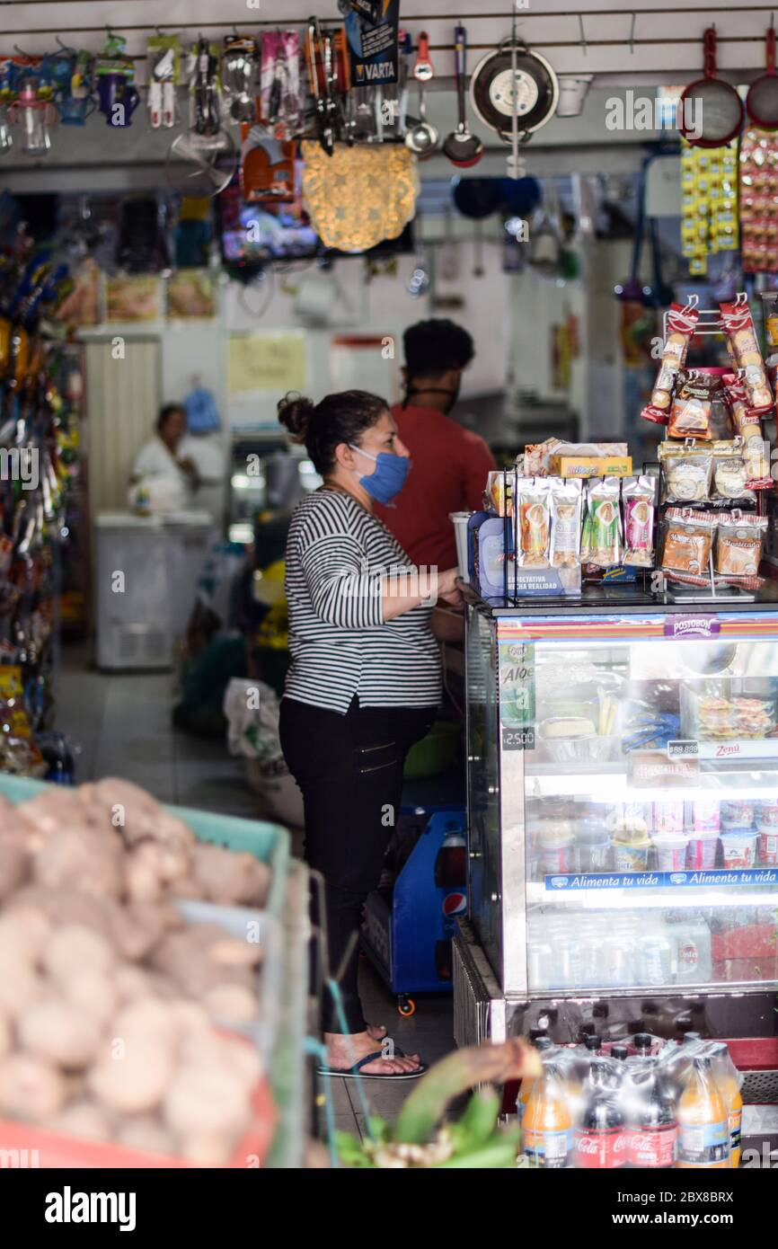 Kunden im Lebensmittelgeschäft während des Coronavirus-Ausbruchs in Kolumbien Stockfoto