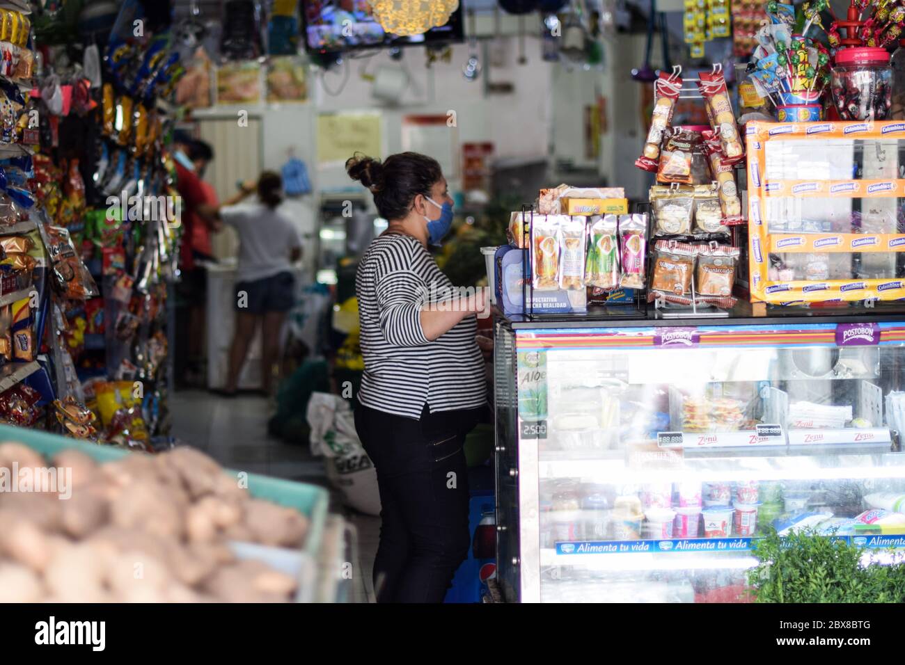 Kunden im Lebensmittelgeschäft während des Coronavirus-Ausbruchs in Kolumbien Stockfoto