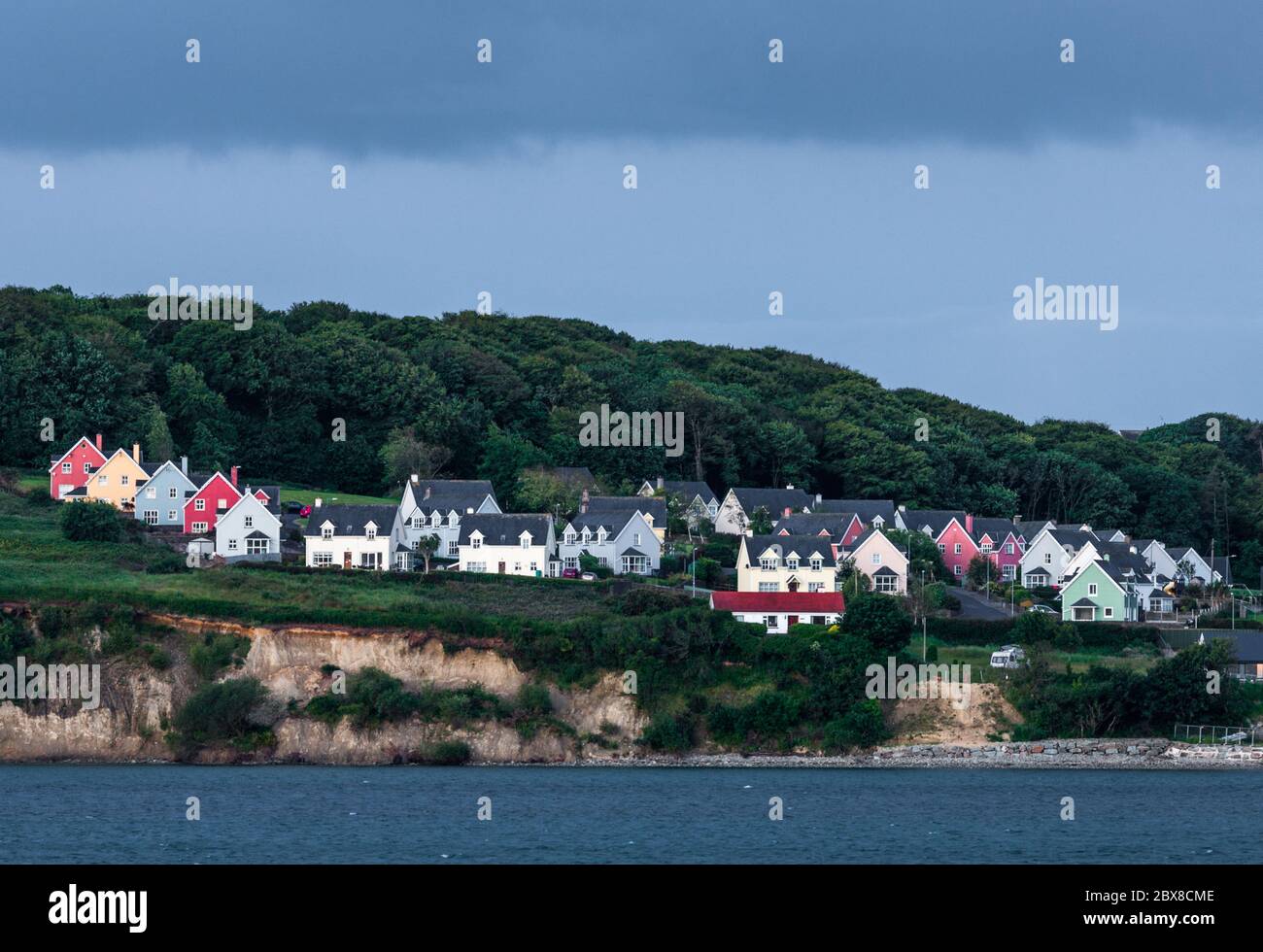 Courtmacsherry, Cork, Irland. Juni 2020. Das Licht am frühen Morgen beleuchtet die Häuser am Ufer im malerischen Dorf Courmacsherry, County Cork, Irland. - Credit; David Creedon / Alamy Live News Stockfoto