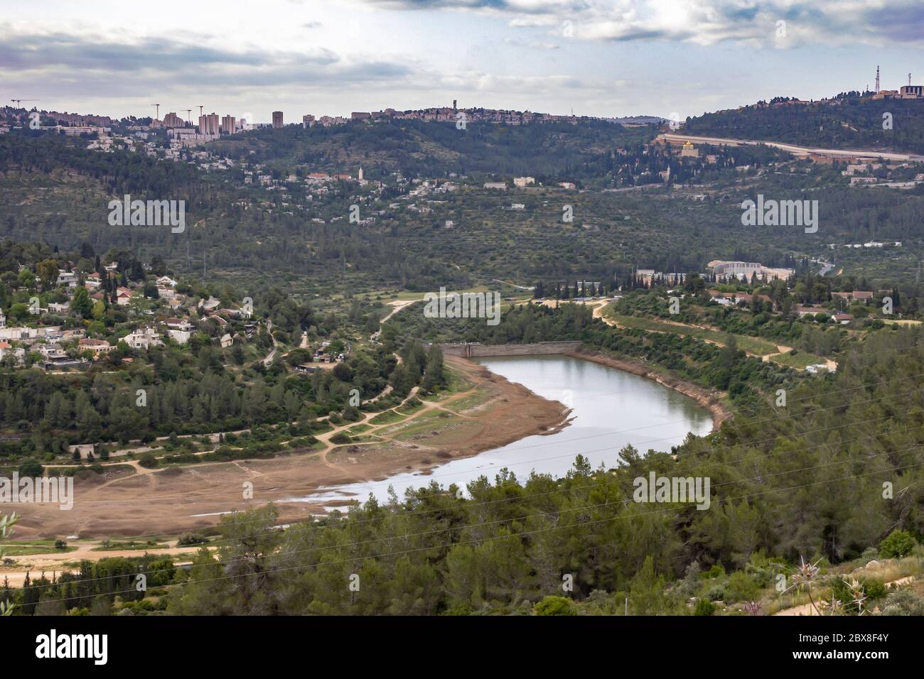Die Skyline von Jerusalem, Israel bei Sonnenaufgang, mit dem Regenwasserreservoir Beit Zait und Damm. Stockfoto