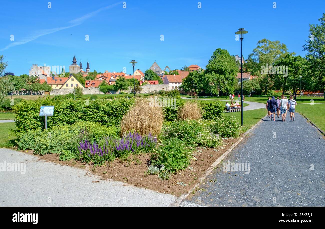 Berühmter Park Almedalen im mittelalterlichen Visby auf der schwedischen Ostseeinsel Gotland. Stockfoto