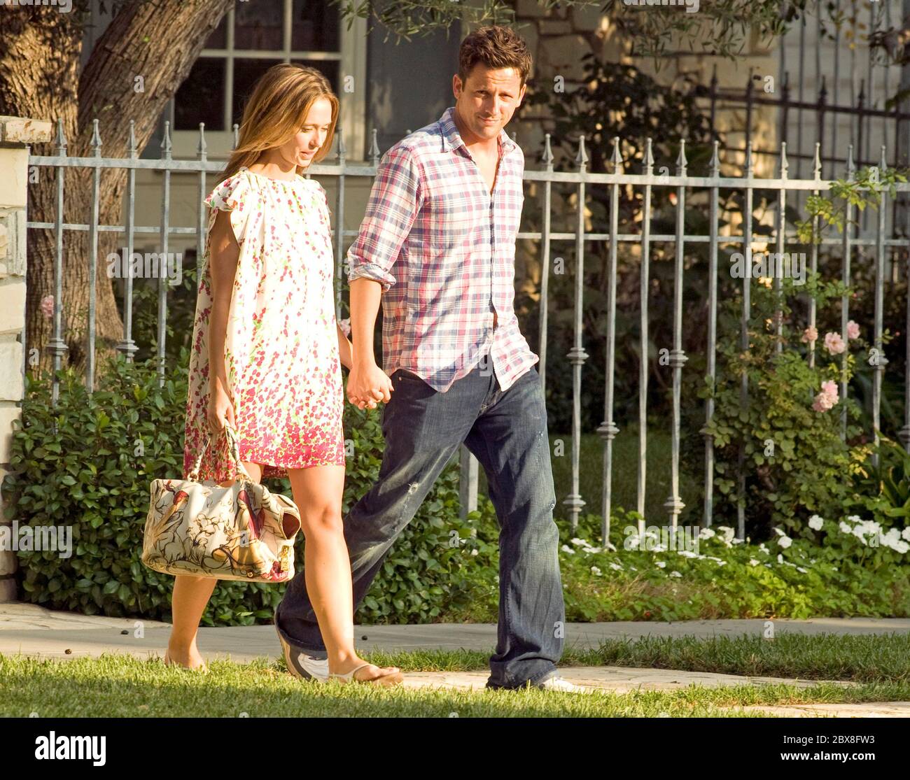 Jennifer Love Hewitt und ihr Verlobter Ross McCall sehen dem glücklichen Paar beim Spaziergang im kalifornischen Touca Lake zu. Jennifer sah süß in ihrem Sommerkleid aus und sie griff am 13 2008. September fest an die Hand ihres Verlobten. Stockfoto