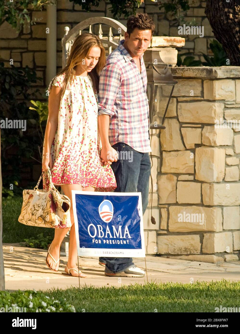 Jennifer Love Hewitt und ihr Verlobter Ross McCall sehen dem glücklichen Paar beim Spaziergang im kalifornischen Touca Lake zu. Jennifer sah süß in ihrem Sommerkleid aus und sie griff am 13 2008. September fest an die Hand ihres Verlobten. Stockfoto