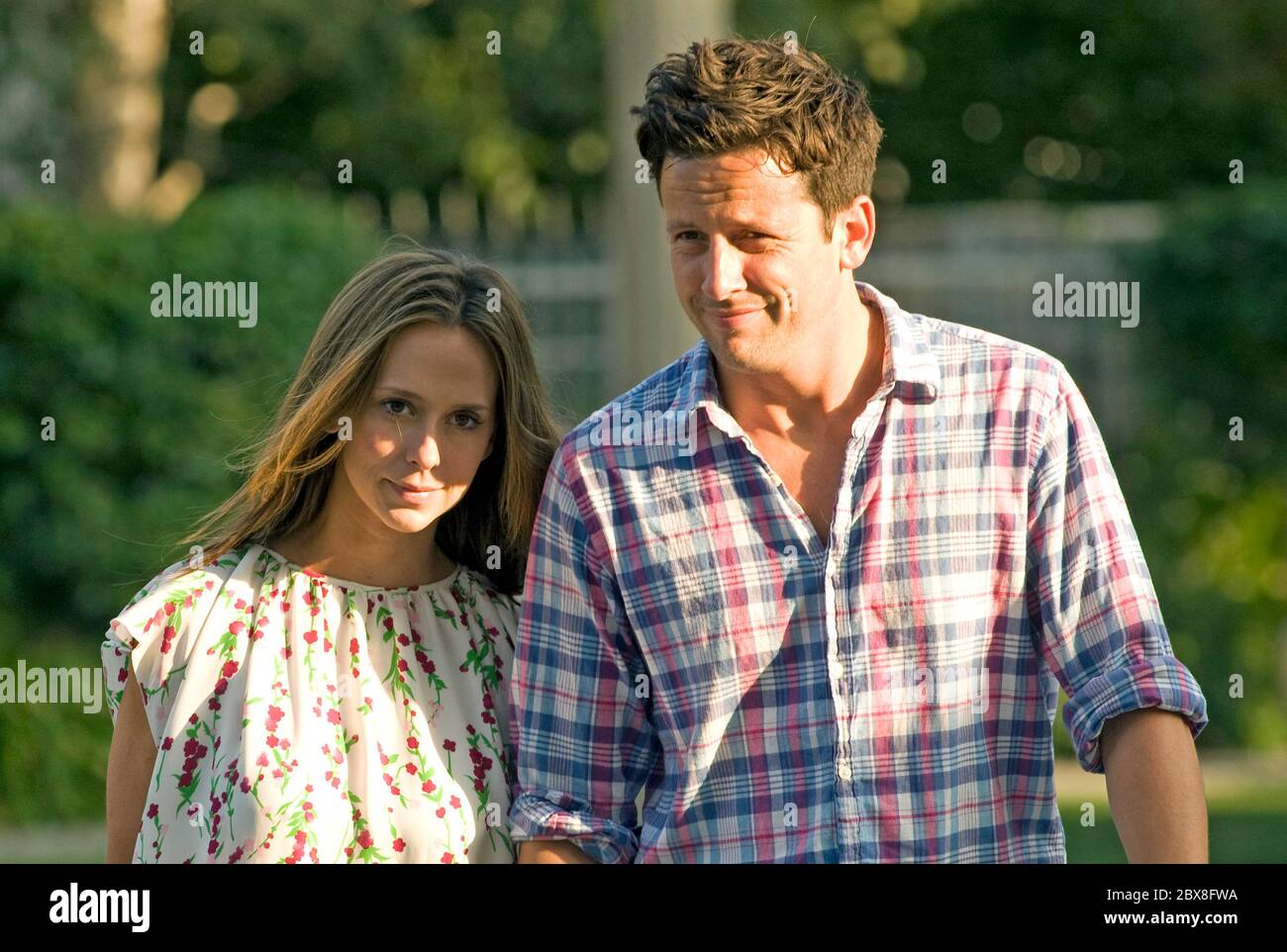 Jennifer Love Hewitt und ihr Verlobter Ross McCall sehen dem glücklichen Paar beim Spaziergang im kalifornischen Touca Lake zu. Jennifer sah süß in ihrem Sommerkleid aus und sie griff am 13 2008. September fest an die Hand ihres Verlobten. Stockfoto