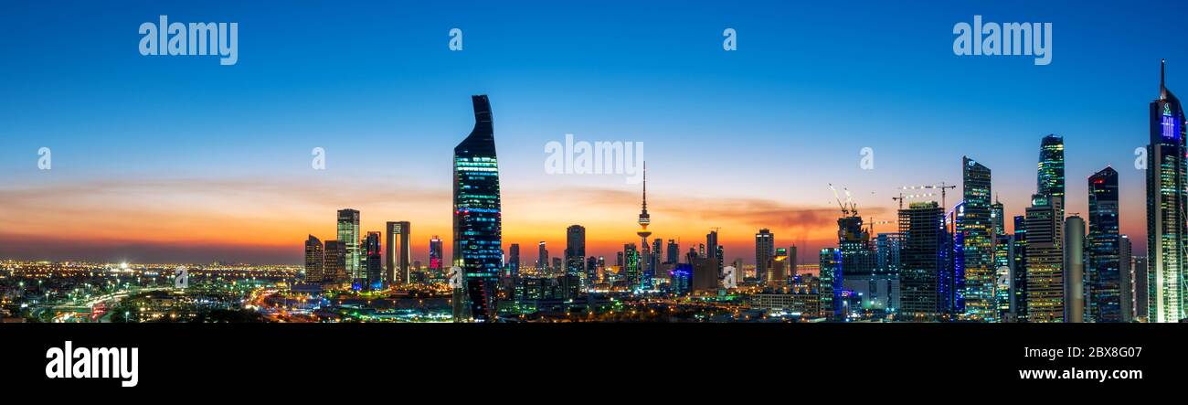 Kuwait City, 7Jan2020 - Panorama in der Abenddämmerung mit Gebäuden der Skyline von Kuwait und der Ringstraße, Golden Spiral Stockfoto
