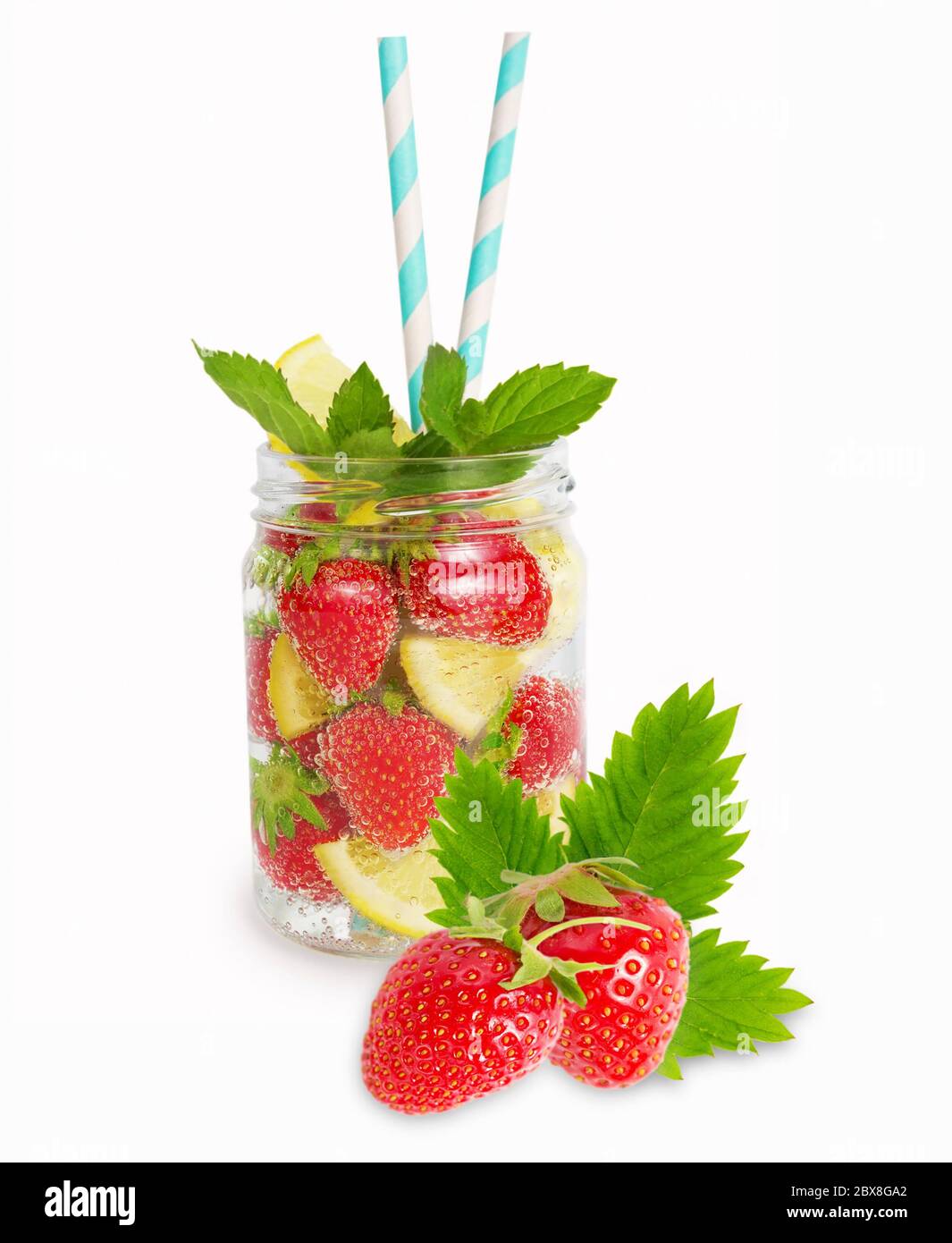 Erdbeer Limonade mit Zitronenscheiben. Getränk im Glas. Hausgemachte Limonade auf weißem Hintergrund. Getränke für eine Partei. Stockfoto