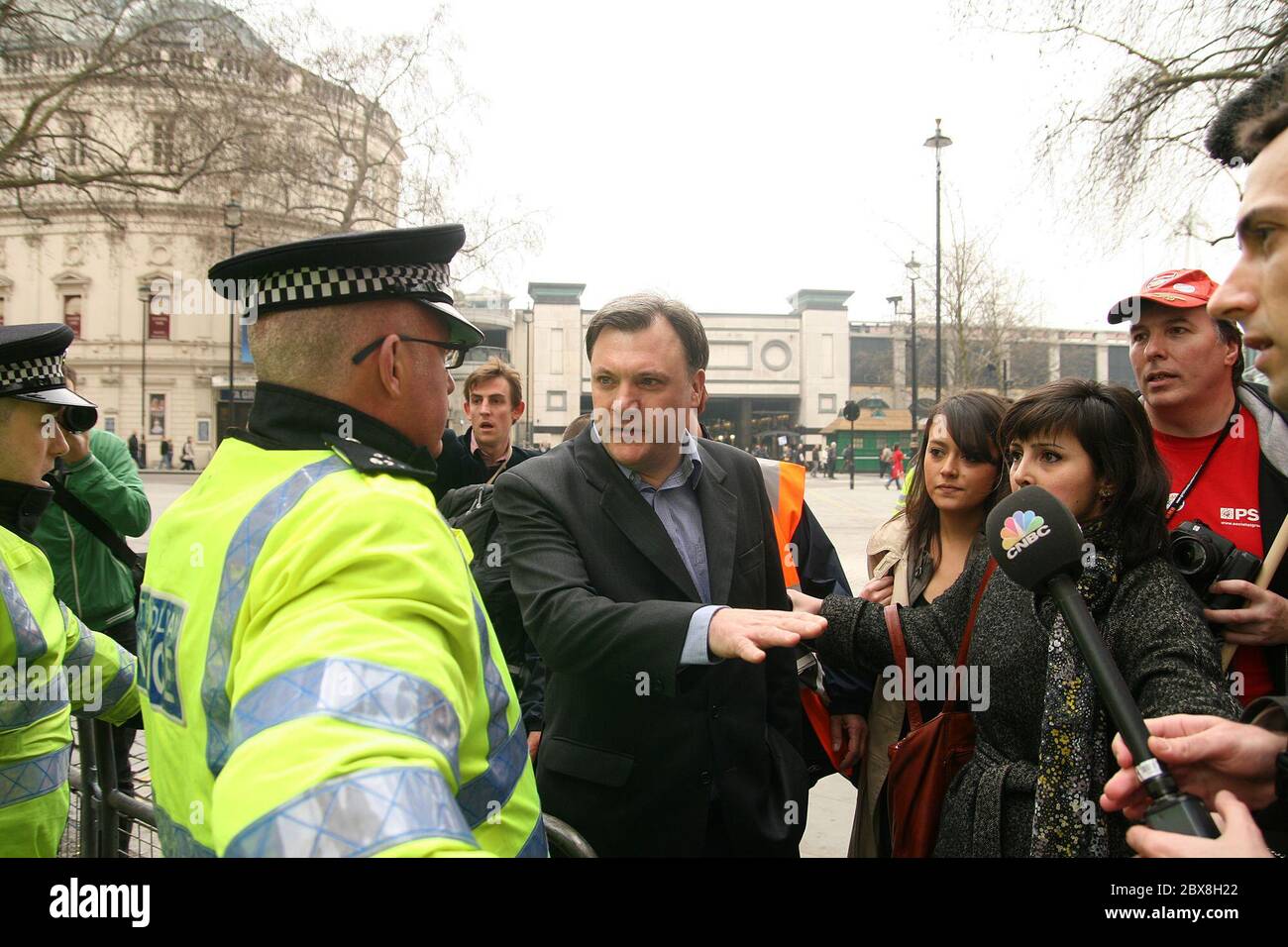 Labour's Schatten-Kanzler Ed Ball schließt sich etwa 200 hunderttausend Menschen an - der größte Protest seit Jahren - marschieren durch die Straßen Londons Englands, um gegen die geplanten staatlichen Ausgabenkürzungen zu protestieren. Stockfoto