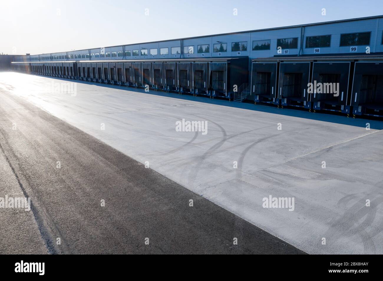 Leerer Frachtterminal an sonnigen Tagen Stockfoto