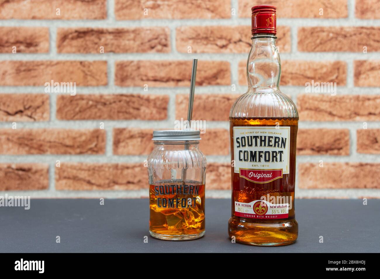 Southern Comfort mit einem Strohglas Stockfotografie - Alamy