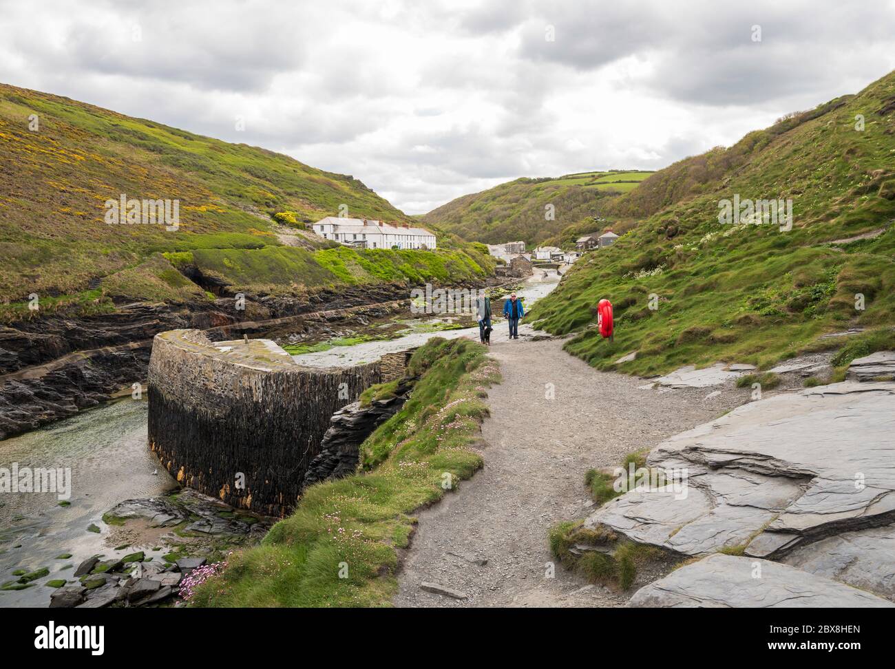 Blick auf Boscastle Hafen, eine natürliche Bucht durch Steinmauern geschützt, an der Mündung der Flüsse Valency und Jordanien. Cornwall, England, Großbritannien. Stockfoto