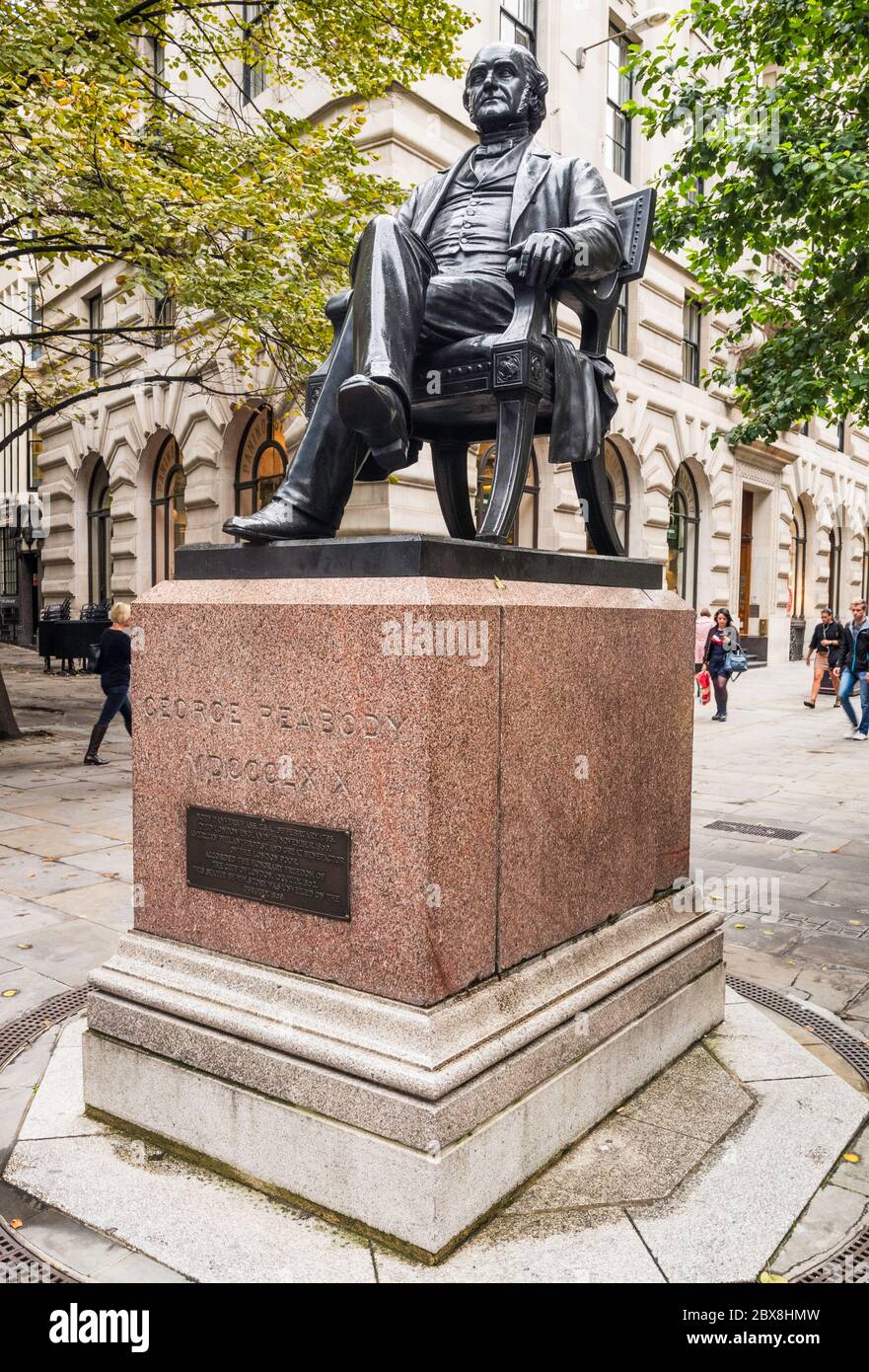 Statue des amerikanischen Financiers und Philanthropen George Peabody, von William Wetmore Story, in der Nähe der Börse Roayal, London, England, Großbritannien. Stockfoto