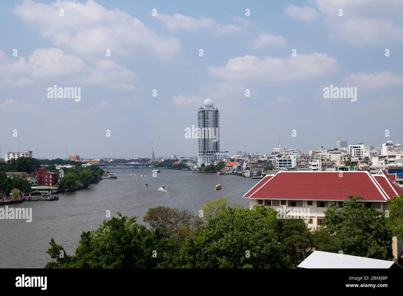 Erhöhte Sicht auf den Chao Praya Fluss und Bangkok River Park Wohnturm, Bangkok, Thailand, Südostasien. Stockfoto