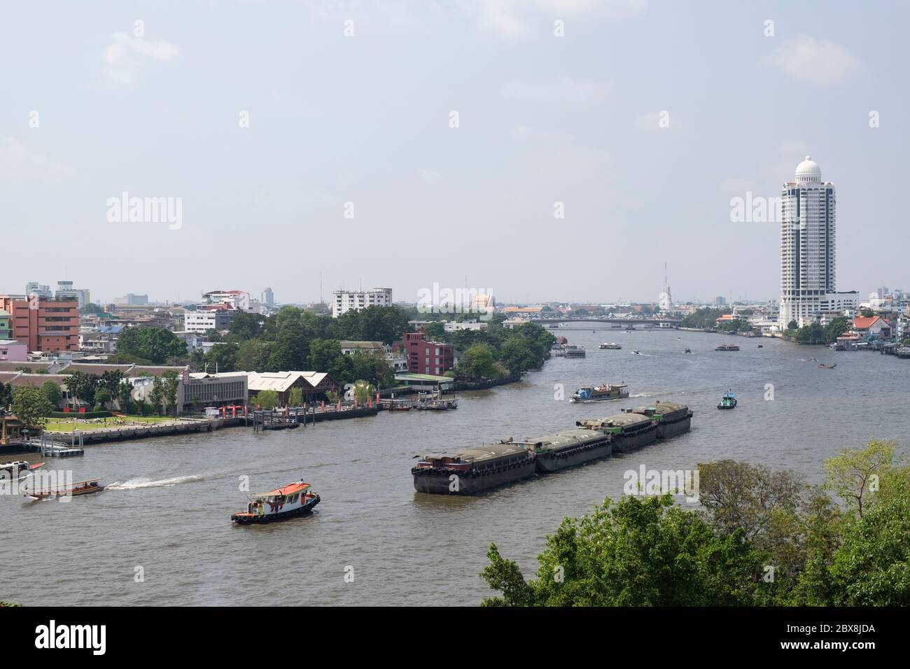 Schlepper zieht ein Schiff auf dem Chao Praya Fluss, Bangkok, Thailand, Südostasien. Stockfoto