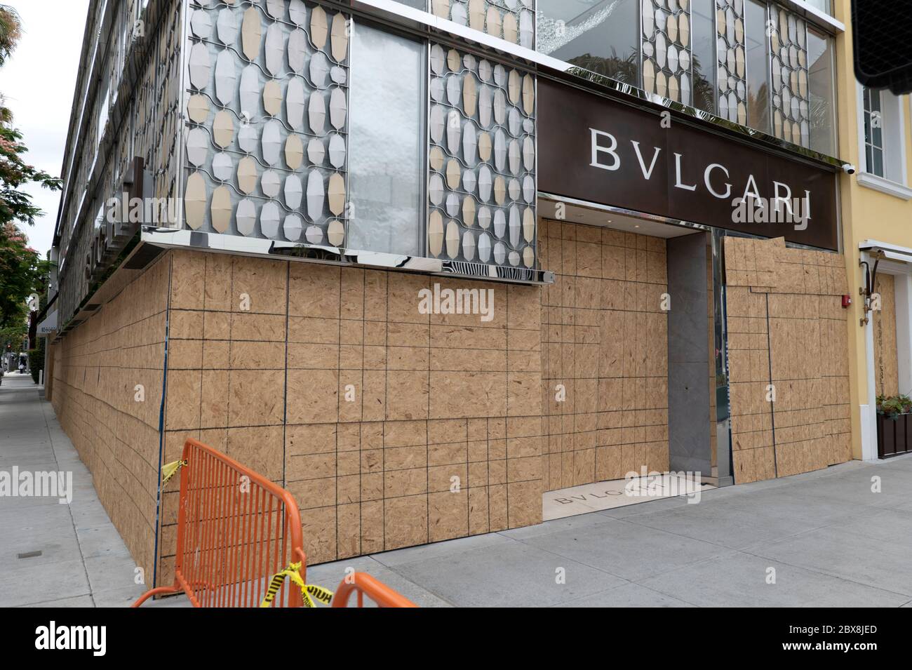 Beverly Hills, CA/USA - Bvlgari-Laden auf dem Rodeo Drive wurde nach der Plünderung während der Proteste von Black Lives Matter verbarrikadiert Stockfoto