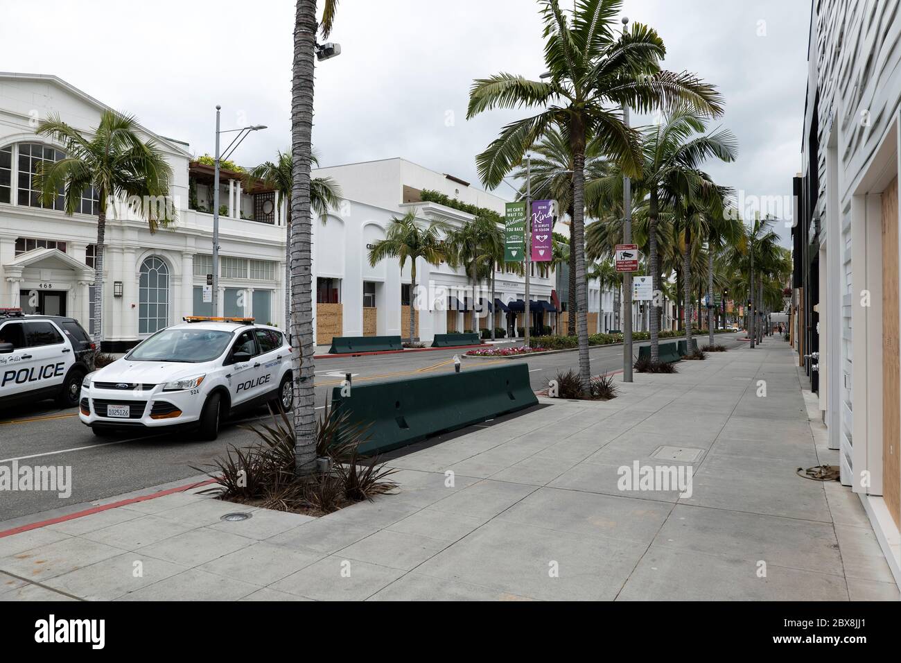 Beverly Hills, CA/USA - Polizeiautos verbarrikadieren Rodeo Drive nach den Black Lives Matter Protesten, wo sich jedes Geschäft im Luxuseinkaufsviertel befand Stockfoto