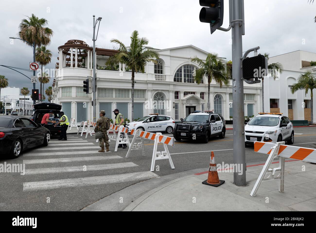 Beverly Hills, CA/USA - Polizeiautos verbarrikadieren Rodeo Drive nach den Black Lives Matter Protesten, wo sich jedes Geschäft im Luxuseinkaufsviertel befand Stockfoto
