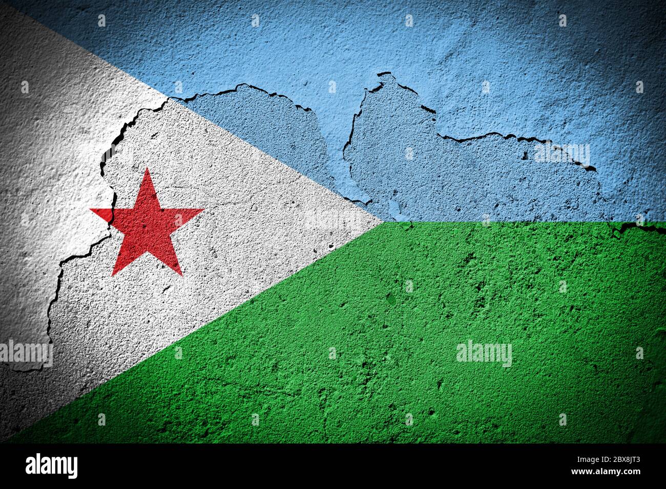 Dschibuti-Flagge auf grungy rissige Wand gemalt Stockfoto