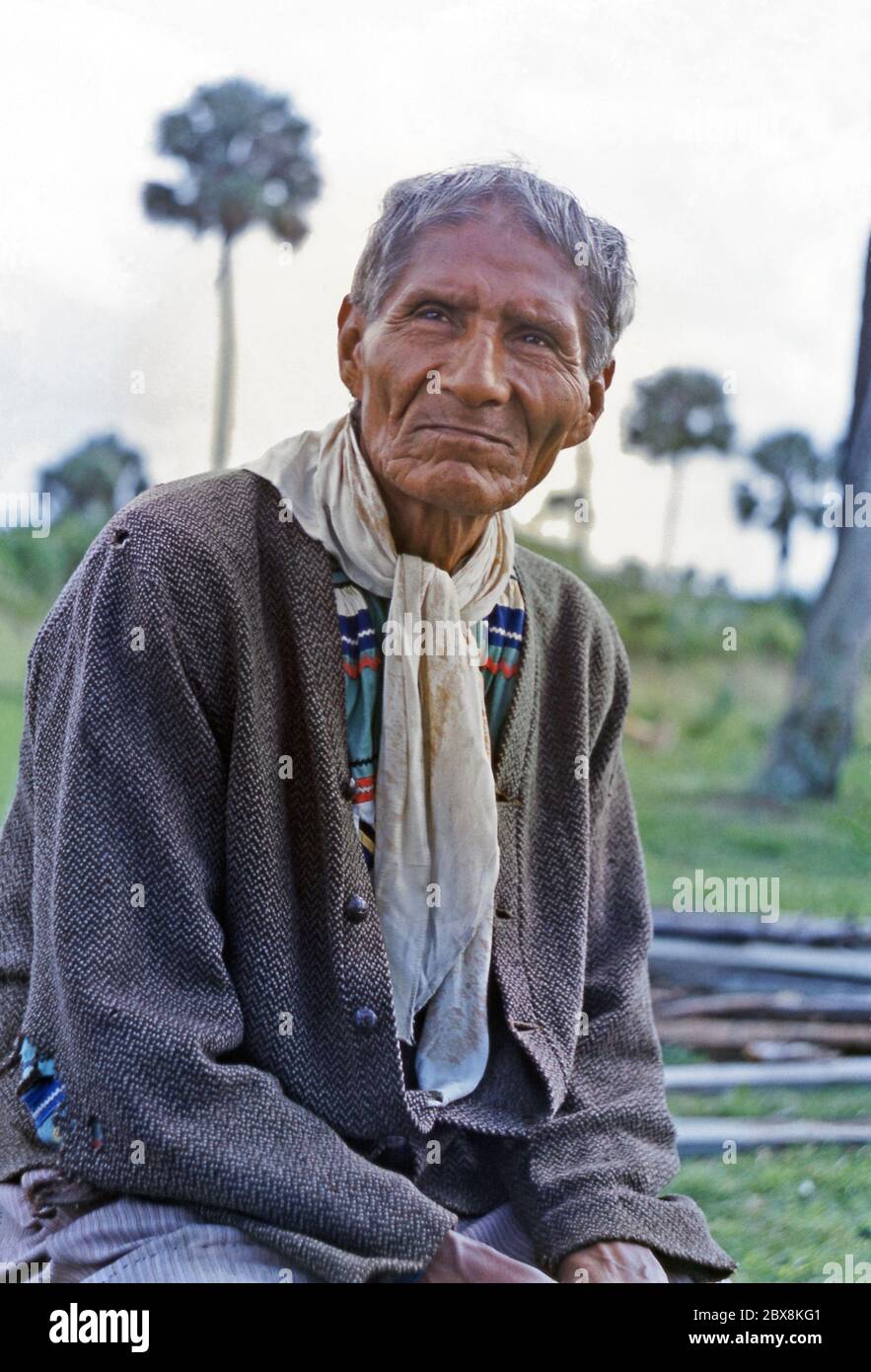 Ein Seminole Indian, ein Indianer, in Okalee Indian Village, Florida USA c. 1955 – Hier posiert ein alter Mann für die Kamera. Seminoles waren nur Stamm, der sich nie der US-Regierung untergab und sich selbst das "Unbesiegte Volk" nennt. Seminoles traditionell sind bekannt für ihre Korbflechterei Fähigkeiten, Weben und bunte Patchwork Kleider und Perlenarbeiten. Stockfoto