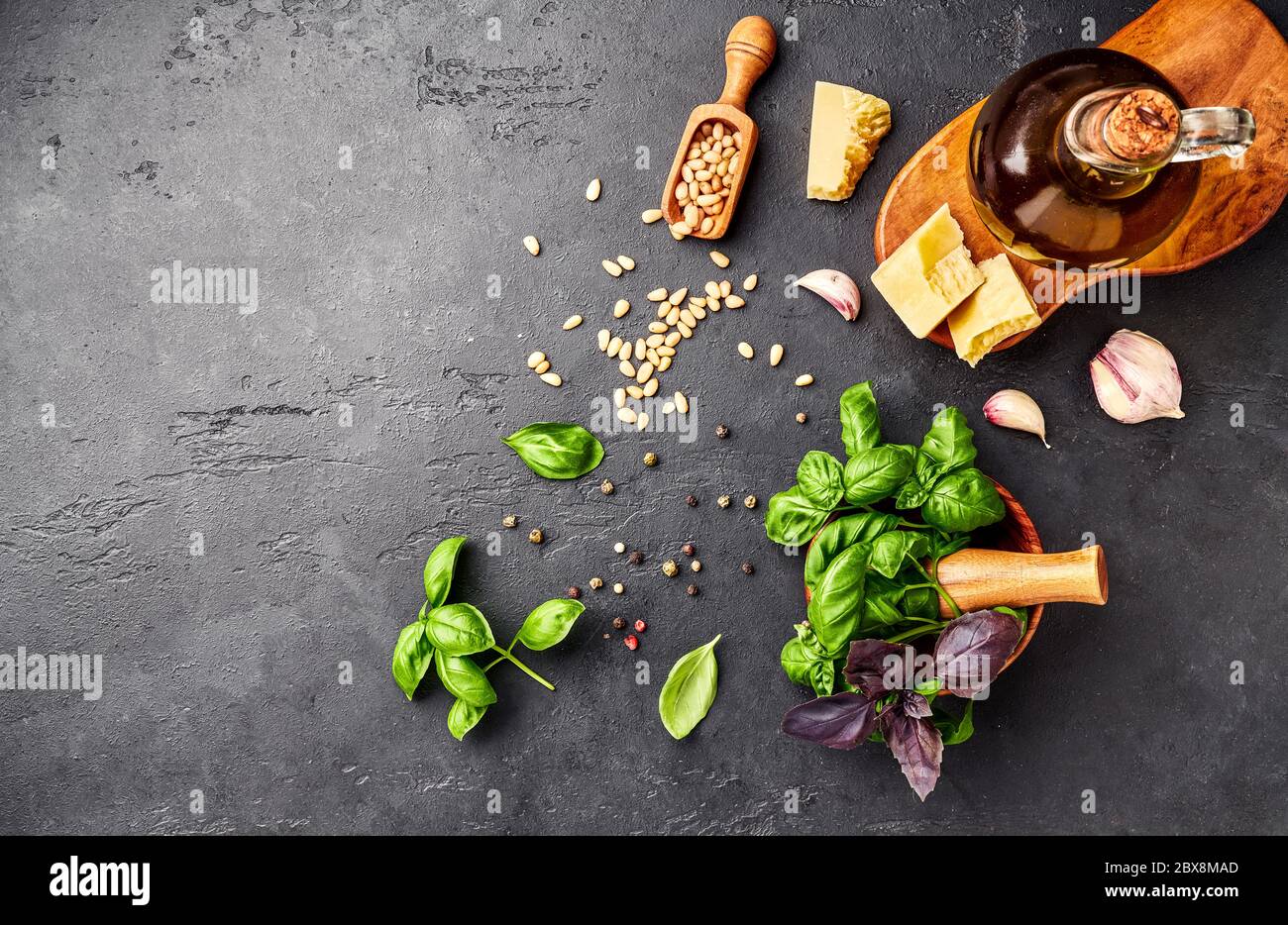 Pesto-Sauce Kochen. Basilikum, Olivenöl, Parmesan, Knoblauch, Pinienkerne. Draufsicht mit Kopierbereich. Stockfoto