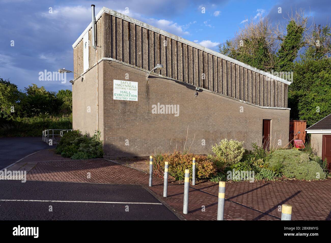 Ein Abendbild des Squashplatzes hinter der Dorfhalle in Pentyrch, South Wales Stockfoto