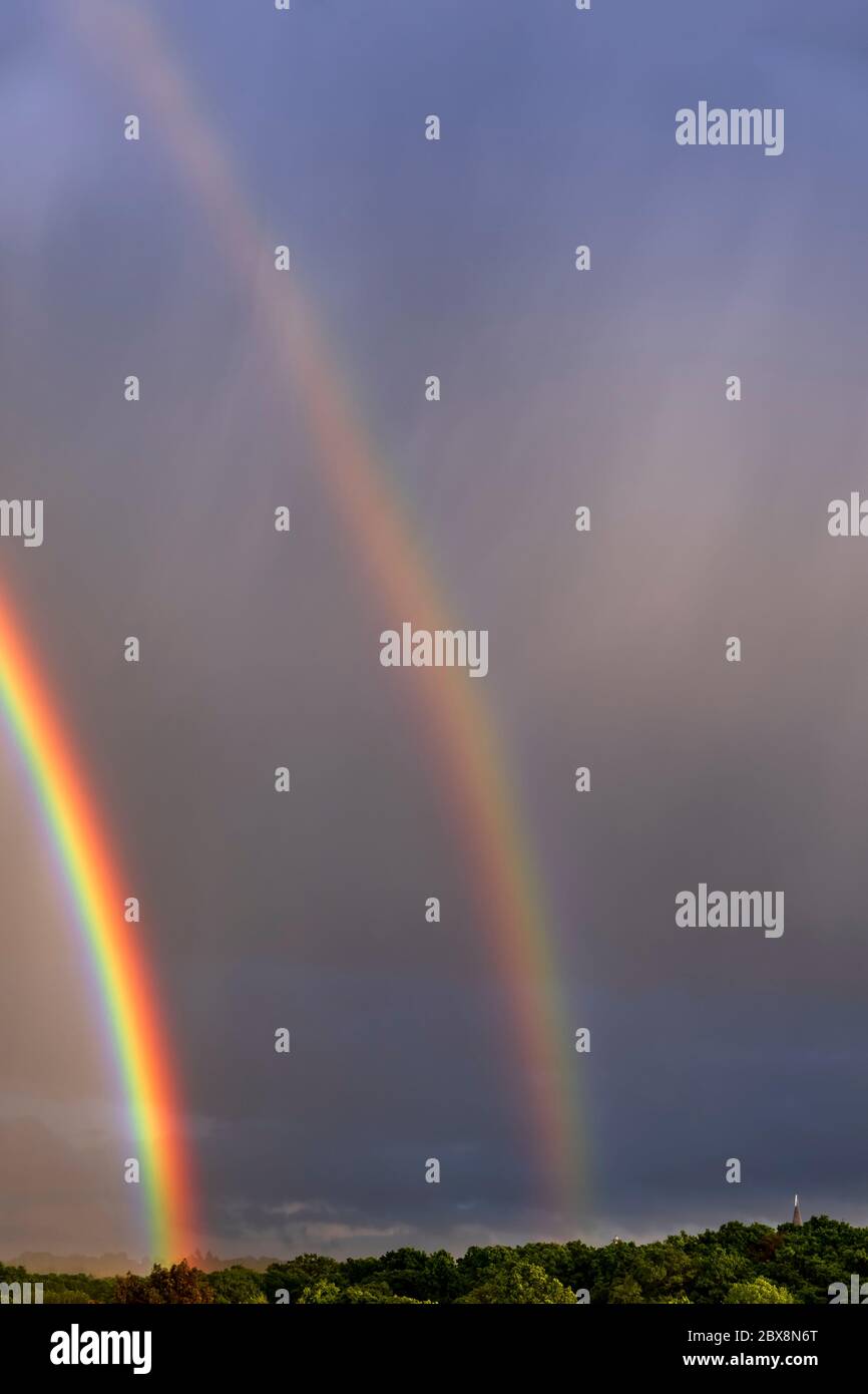 Regenbögen über Vorstadtwohnungen Stockfoto