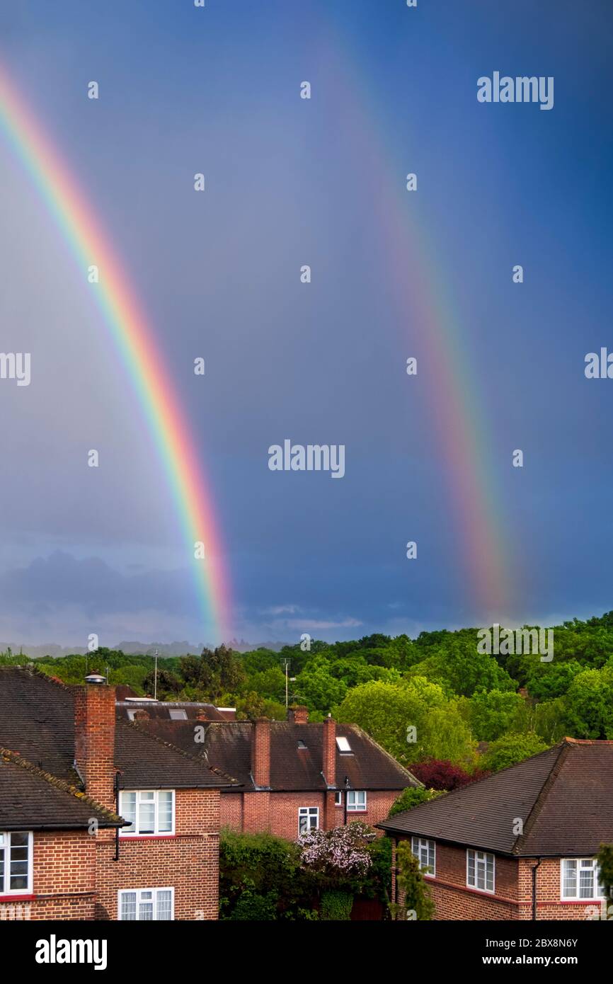 Regenbögen über Vorstadtwohnungen Stockfoto