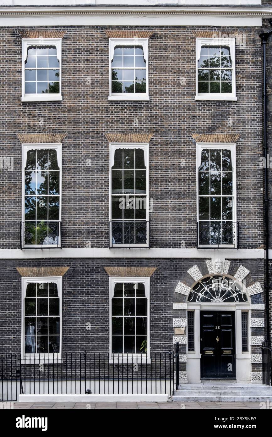 Großbritannien, London, Camden, Bloomsbury, Bedford Square. Fassade eines georgianischen Hauses aus dem 18. Jahrhundert auf dem Bedford Square Stockfoto