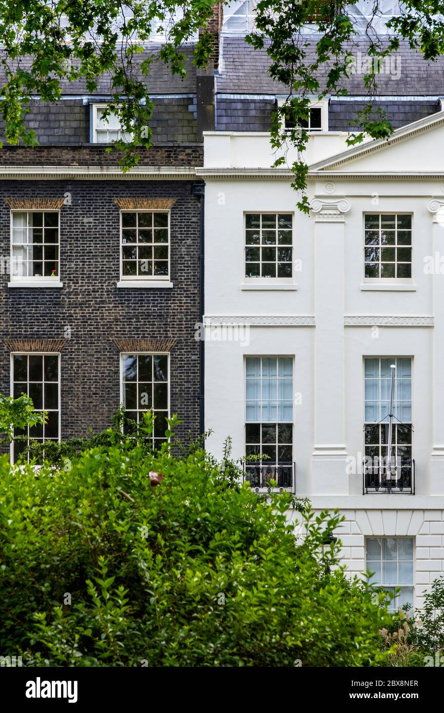Großbritannien, London, Camden, Bloomsbury, Bedford Square. Georgianische Häuser aus dem 18. Jahrhundert auf dem Bedford Square, durch die Bedford Square Gärten gesehen Stockfoto