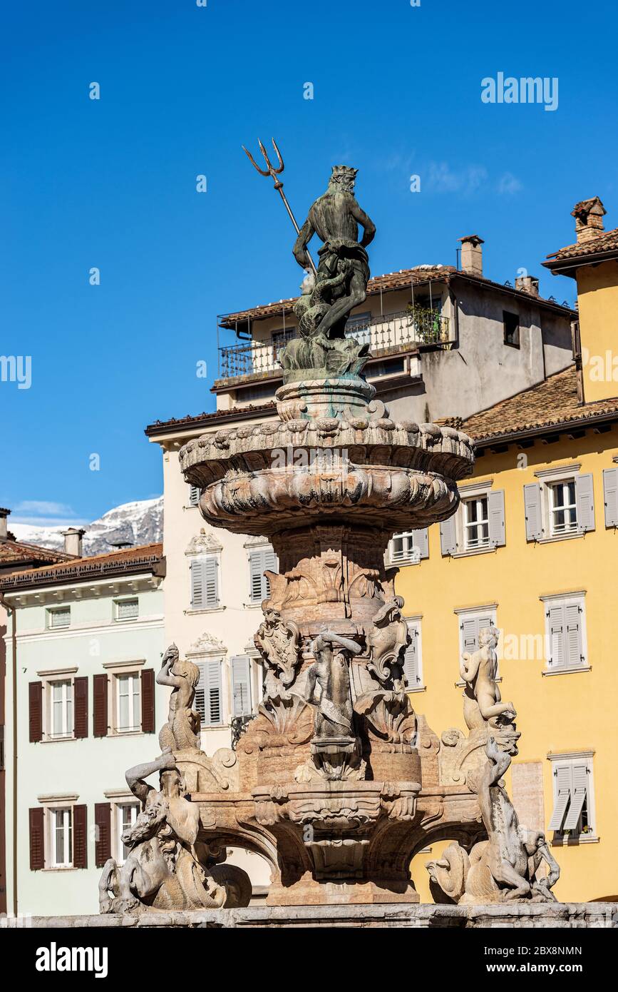 Neptunbrunnen auf dem Domplatz (Piazza del Duomo) mit der Bronzestatue des römischen Gottes mit dem Dreizack. Trient, Italien, Europa Stockfoto